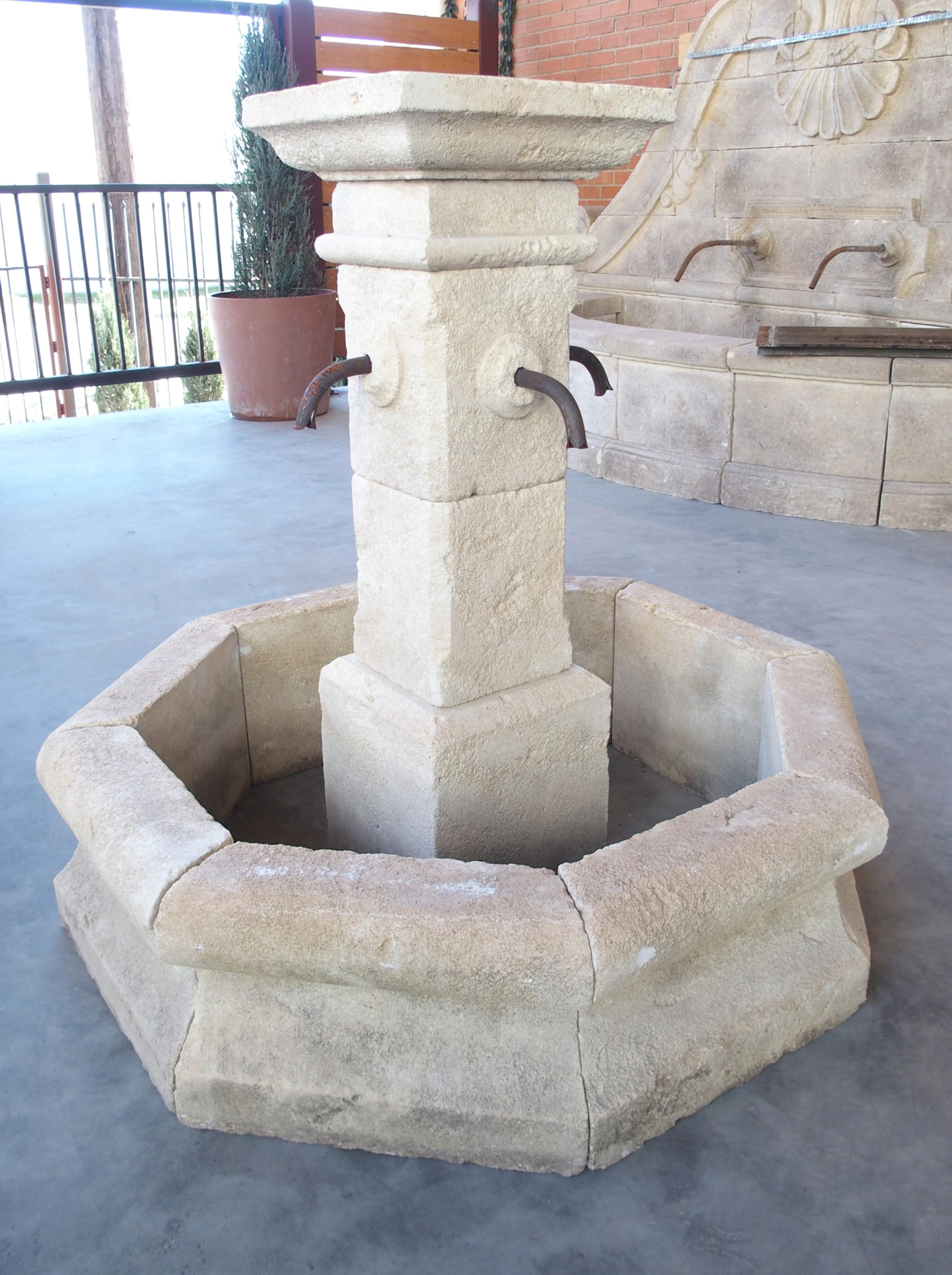 Achteckiger handgeschnitzter Hofbrunnen aus Kalkstein aus der Provence, Frankreich 8