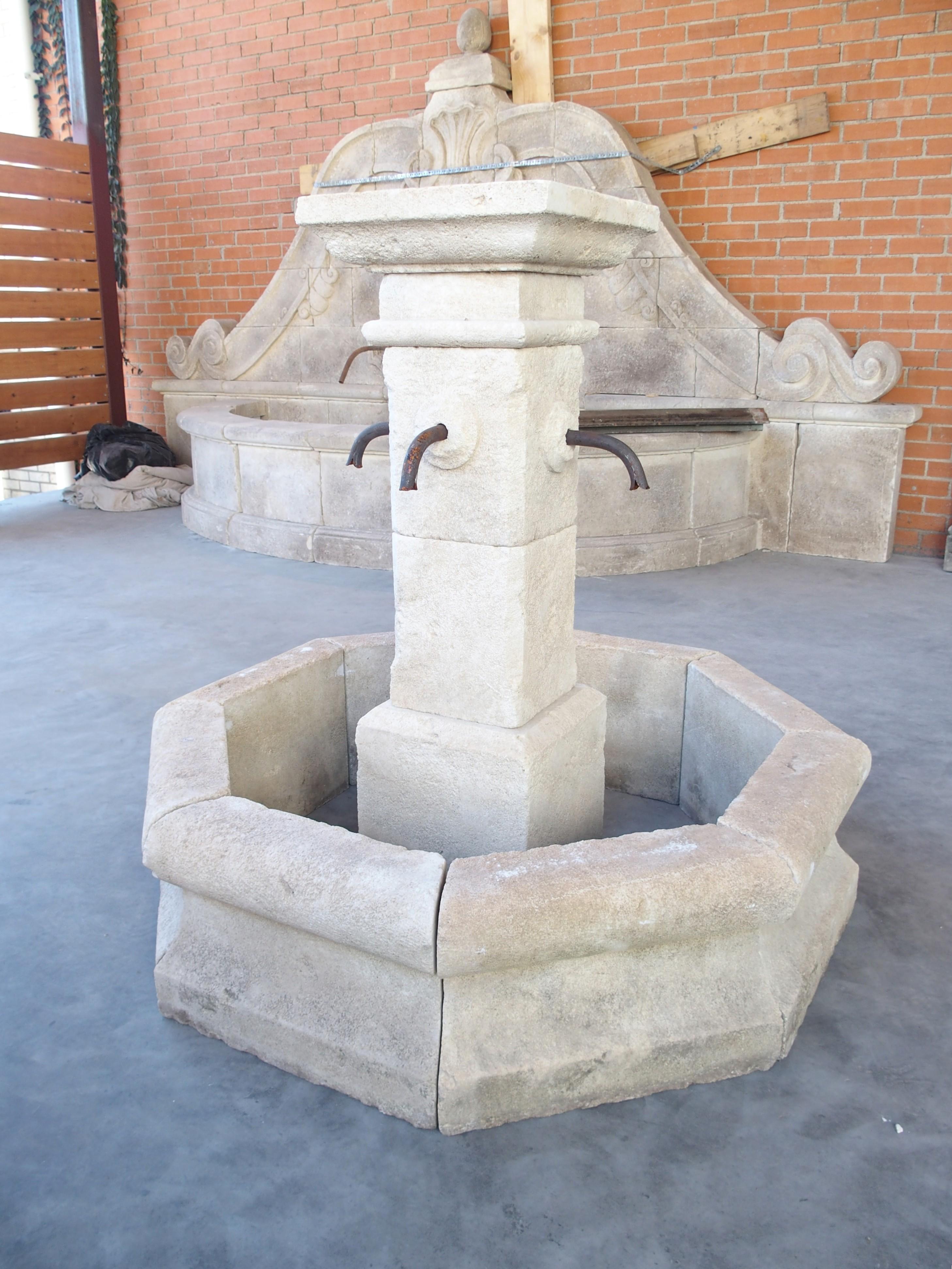 Dieser kleine Springbrunnen wurde in der Provence in Südfrankreich handgeschnitzt. Der Brunnen besteht aus 13 Steinen und hat ein achteckiges Becken mit einer geradlinigen Säule. Jeder der acht Wandsteine des Beckens ist mit einem tiefen Hohlraum