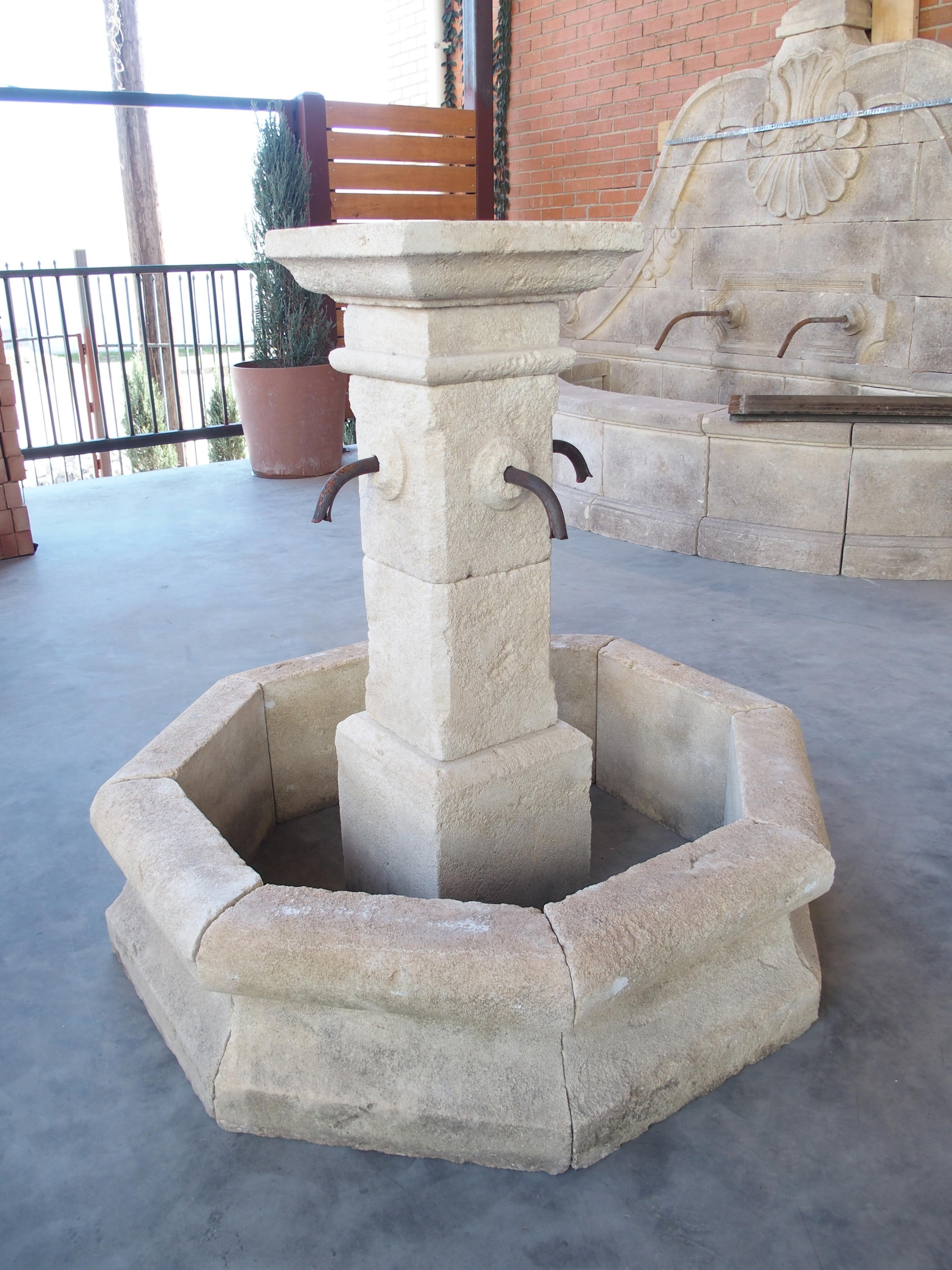 Achteckiger handgeschnitzter Hofbrunnen aus Kalkstein aus der Provence, Frankreich (Französisch)