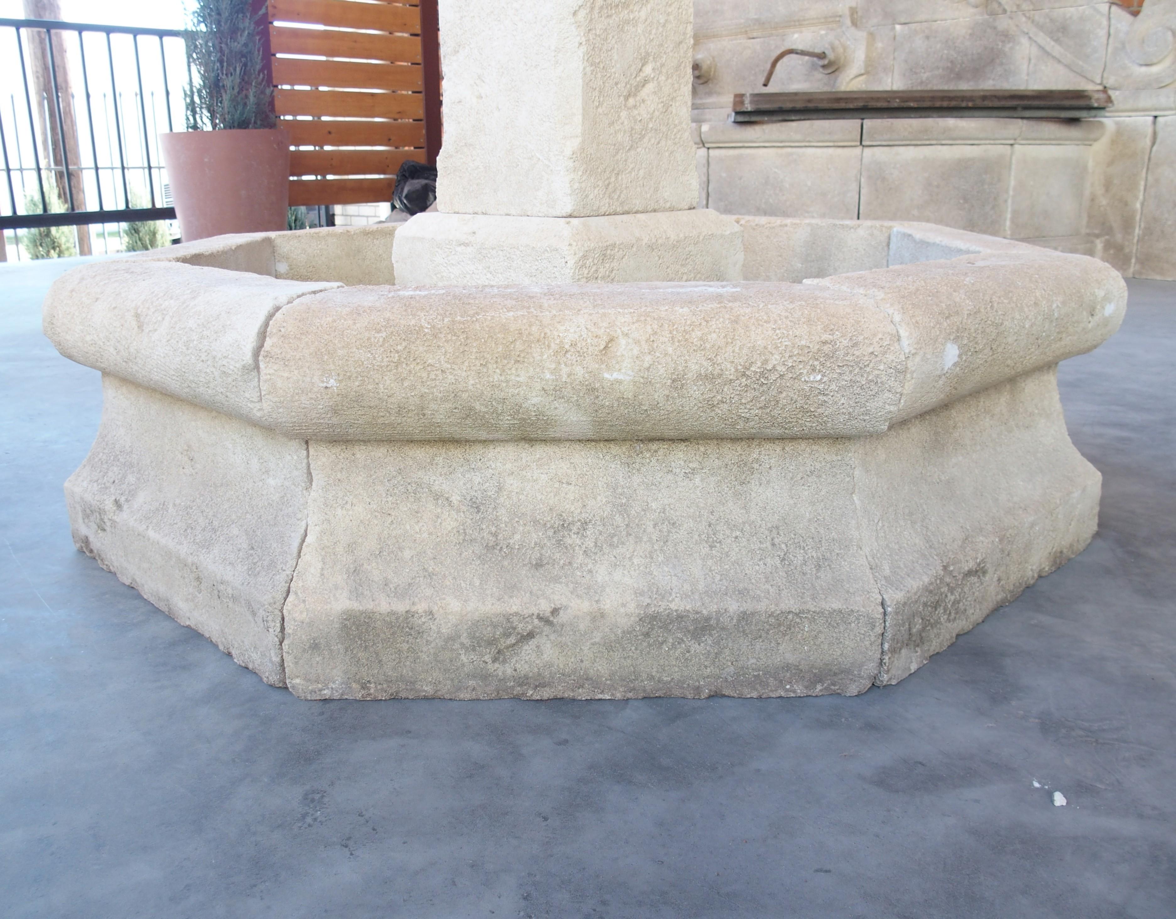 Achteckiger handgeschnitzter Hofbrunnen aus Kalkstein aus der Provence, Frankreich (Handgeschnitzt)