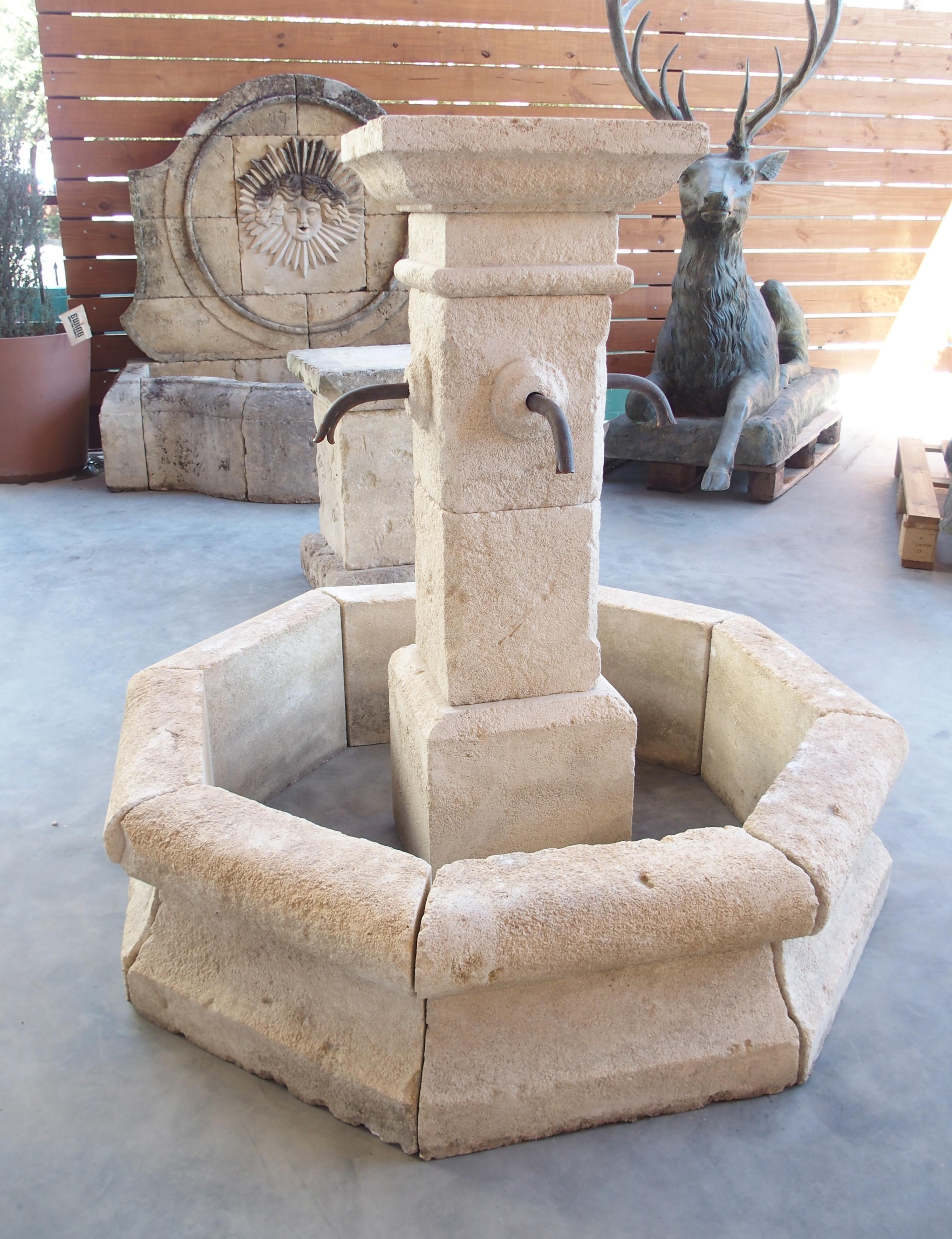 Achteckiger handgeschnitzter Hofbrunnen aus Kalkstein aus der Provence, Frankreich (Metall)