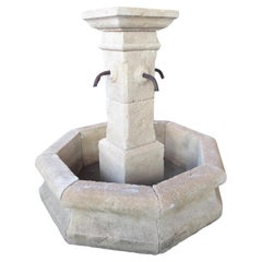 Achteckiger handgeschnitzter Hofbrunnen aus Kalkstein aus der Provence, Frankreich