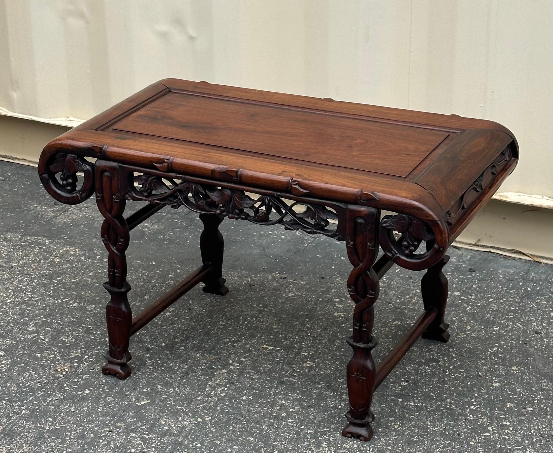 Petite table d'autel chinoise en bois de rose sculpté à la main en vente 3