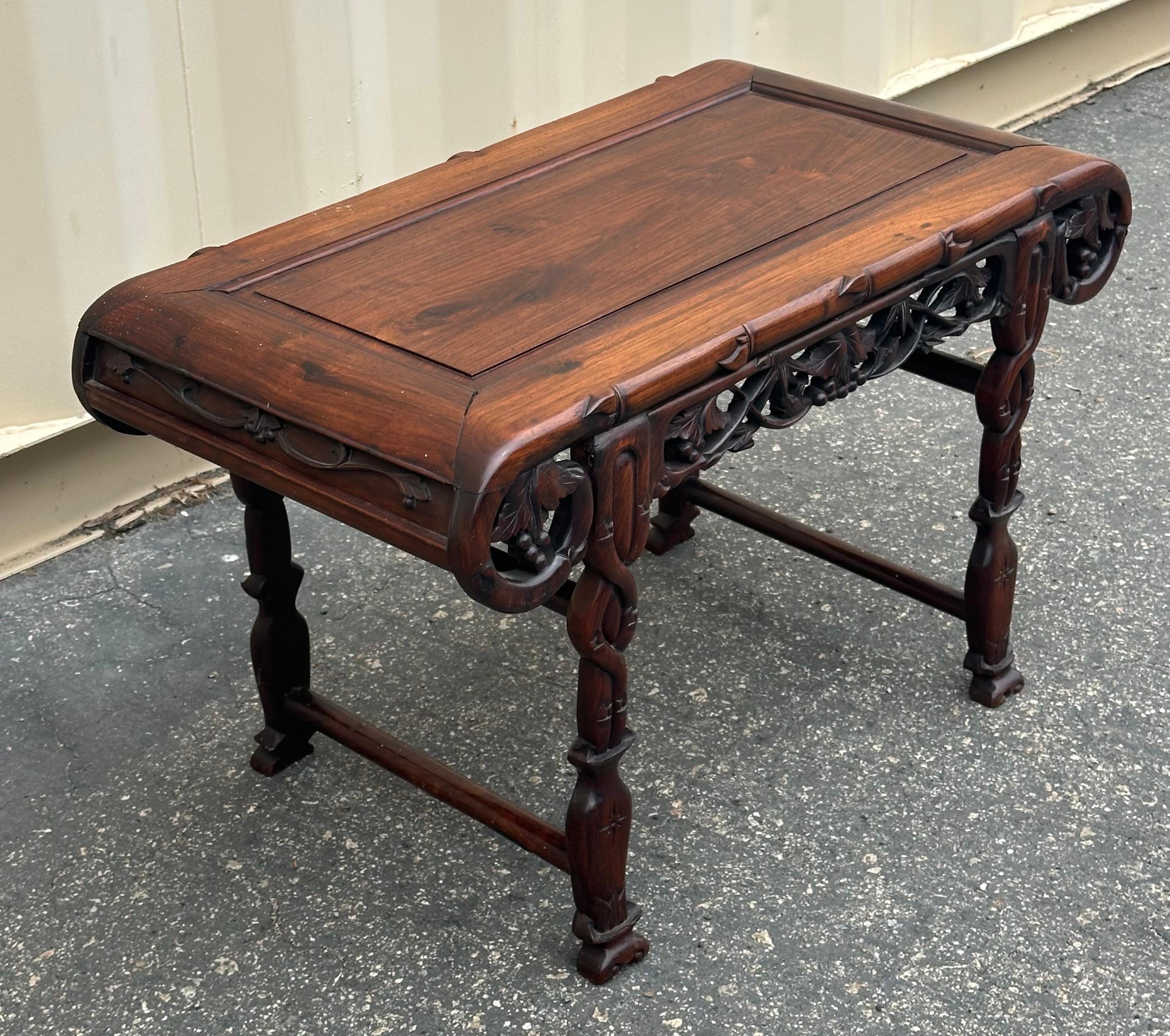 Petite table d'autel chinoise en bois de rose sculpté à la main en vente 4
