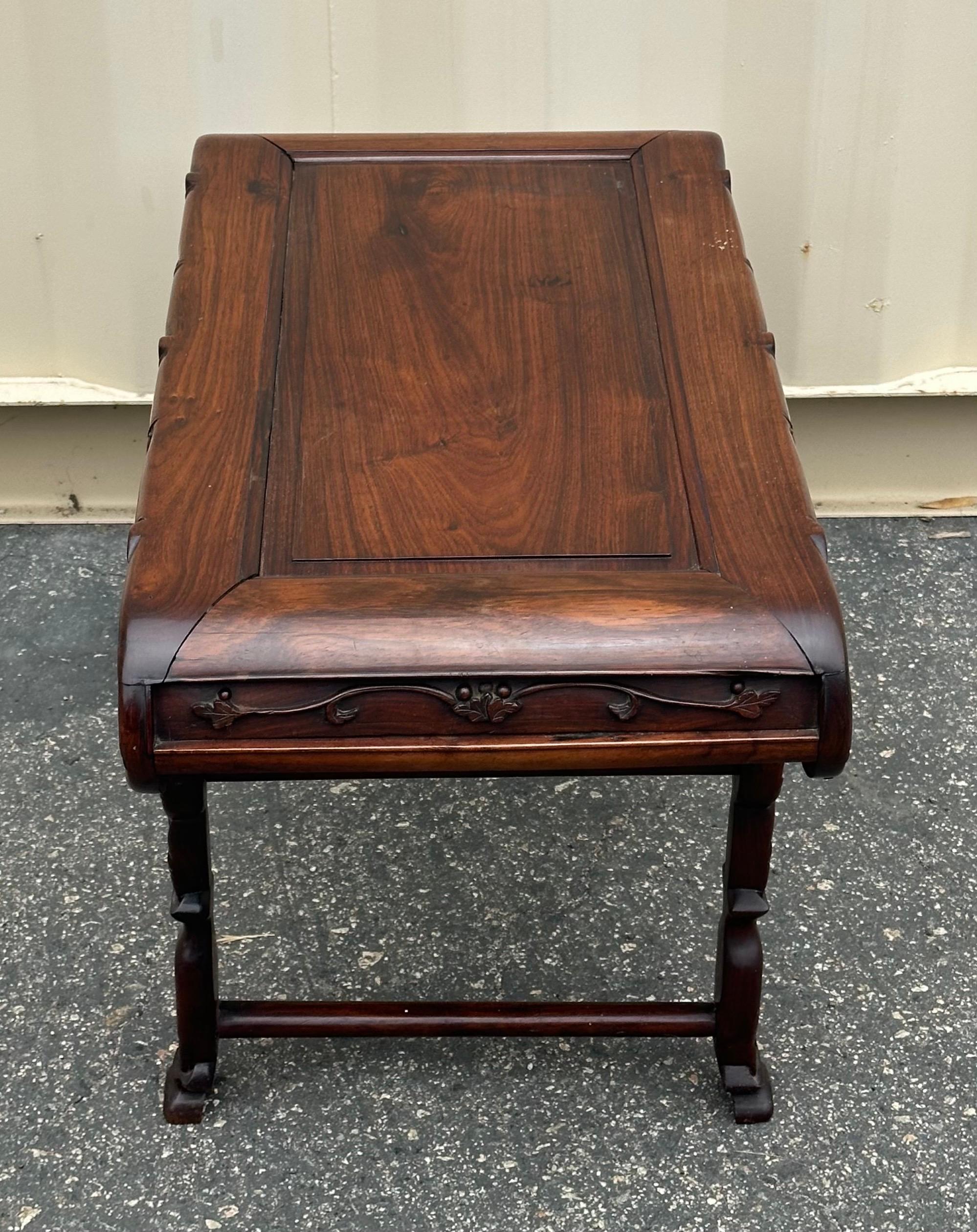 Petite table d'autel chinoise en bois de rose sculpté à la main en vente 6