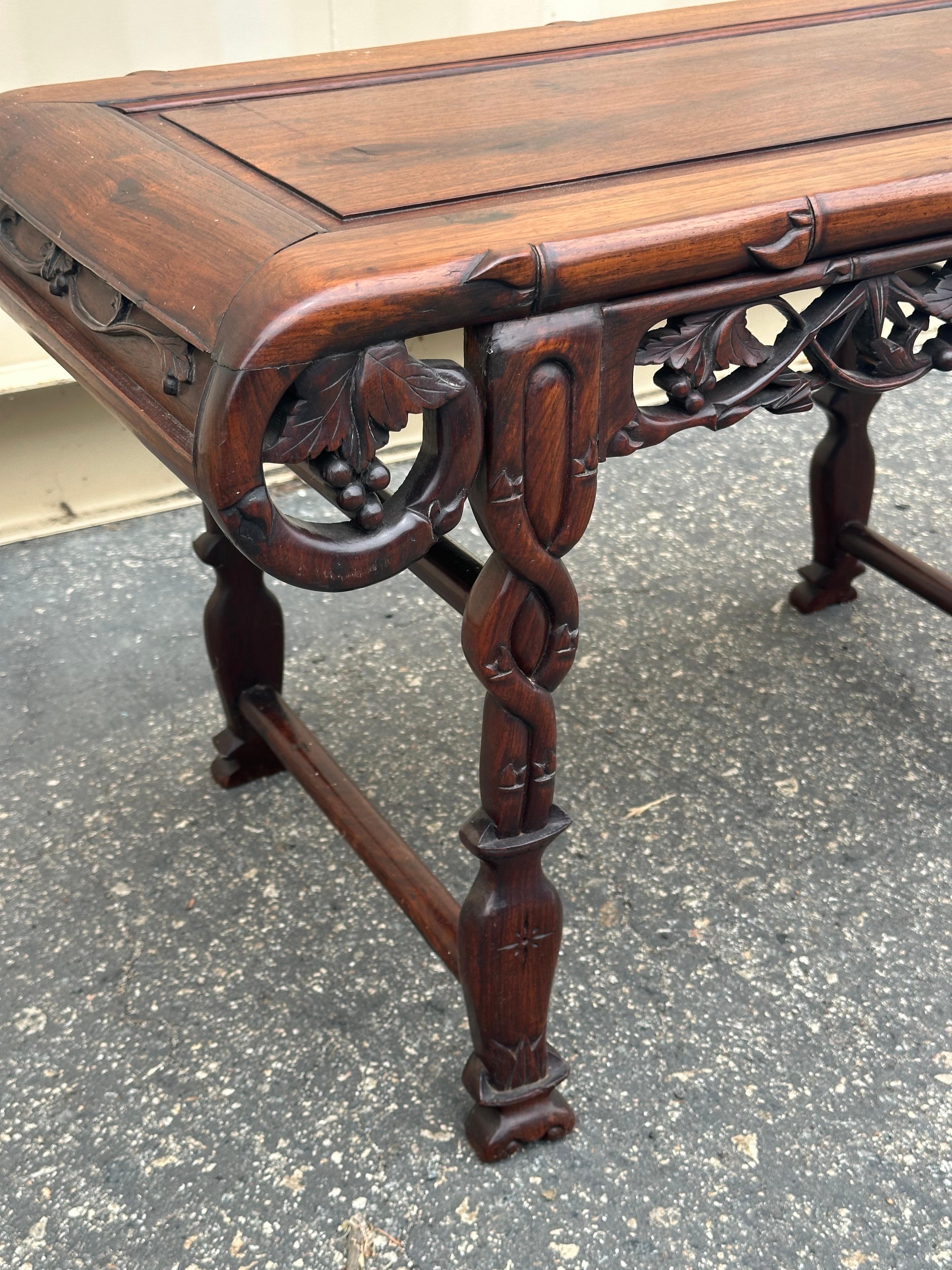 Petite table d'autel chinoise en bois de rose sculpté à la main en vente 7