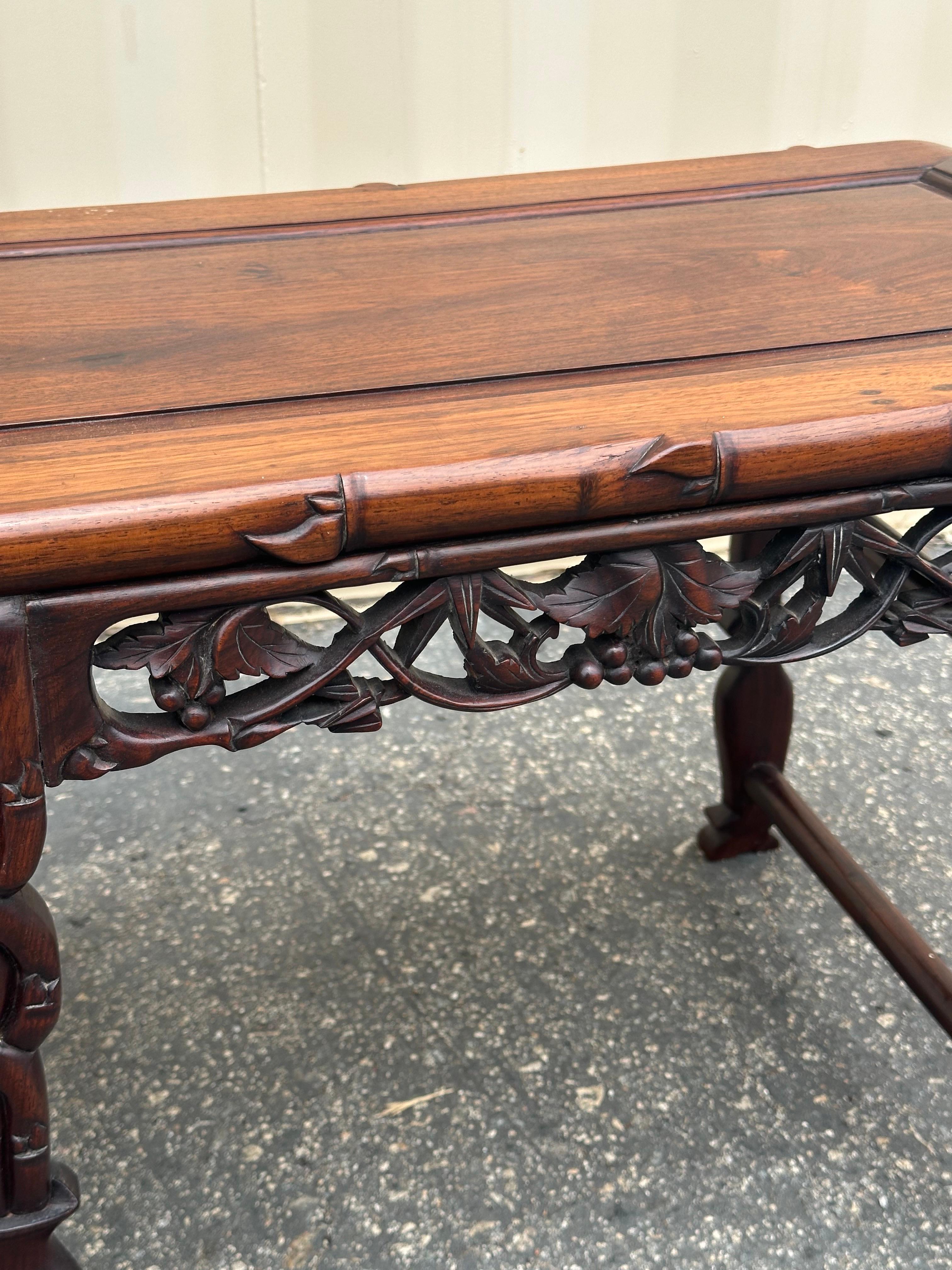 Petite table d'autel chinoise en bois de rose sculpté à la main en vente 8
