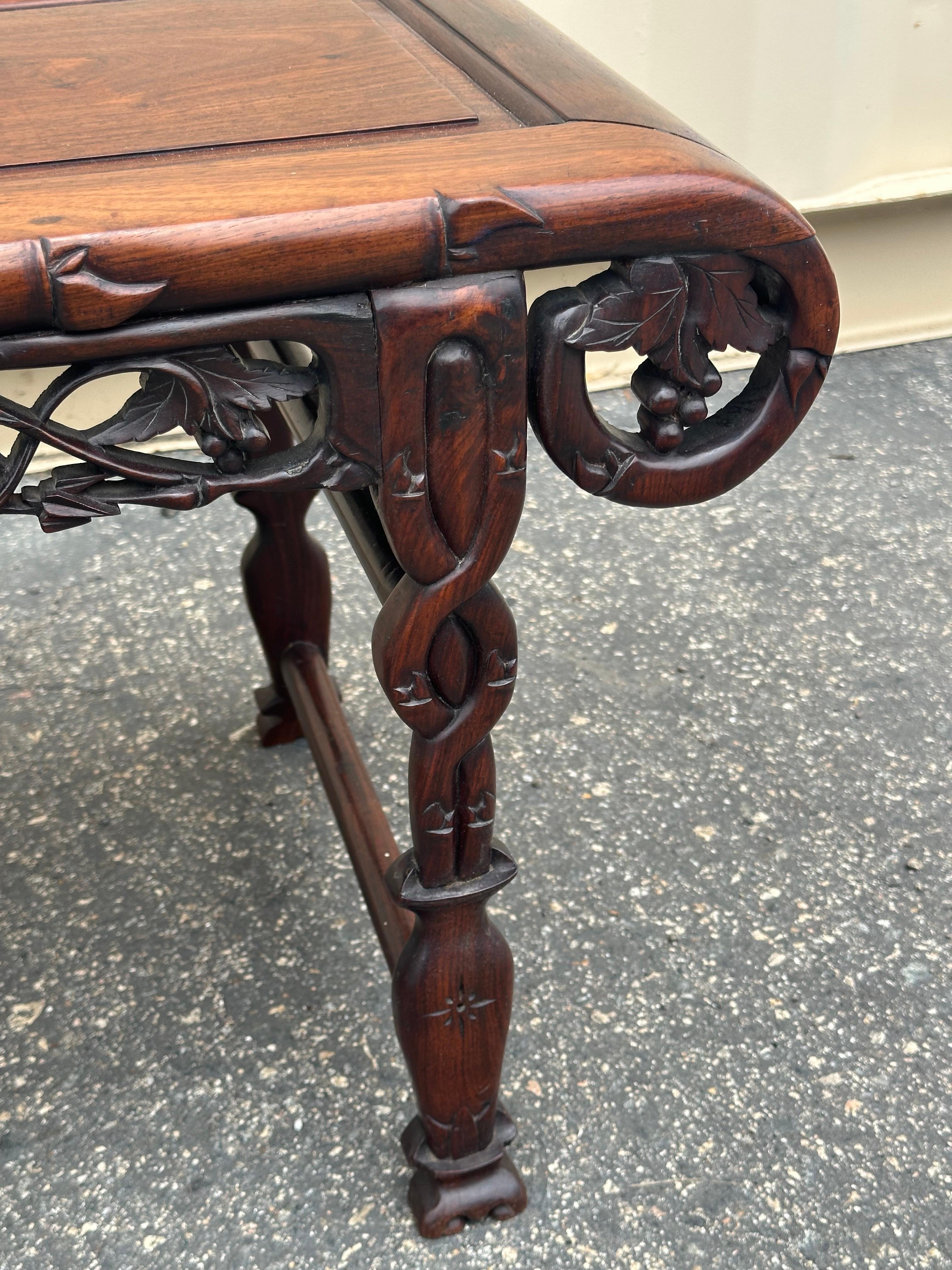 Petite table d'autel chinoise en bois de rose sculpté à la main en vente 9