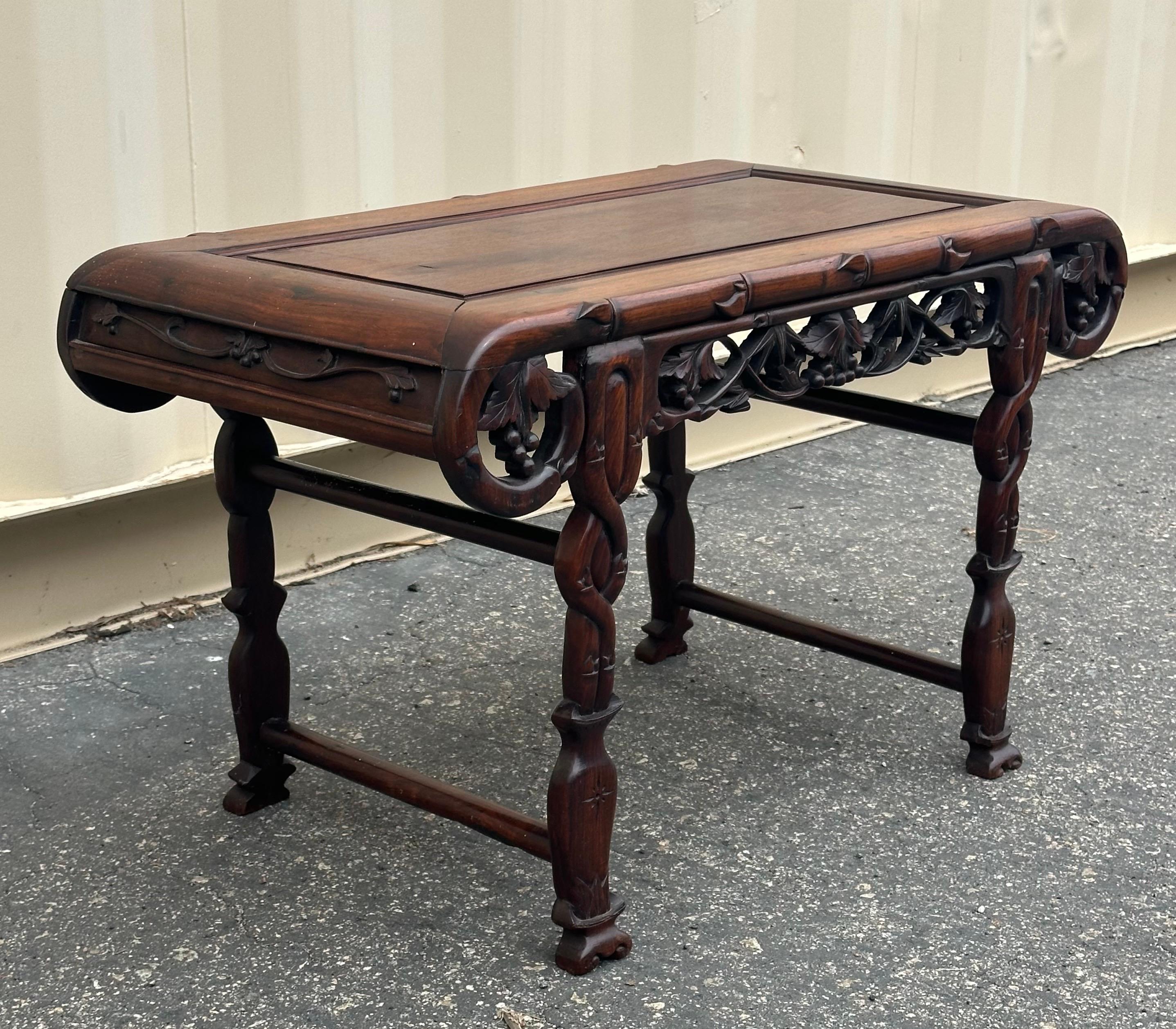 Petite table d'autel chinoise en bois de rose sculpté à la main en vente 10