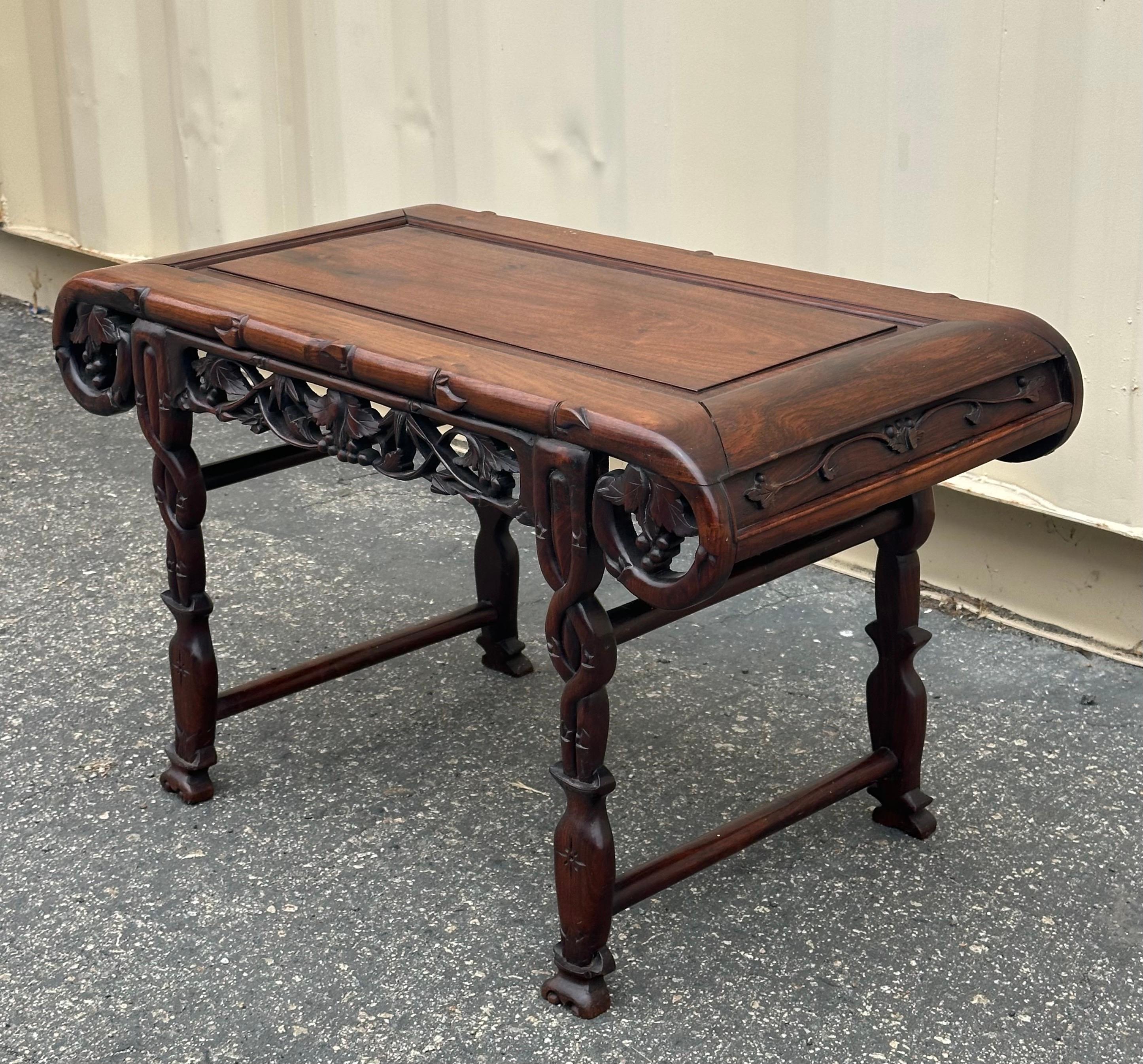 Petite table d'autel chinoise en bois de rose sculpté à la main en vente 11
