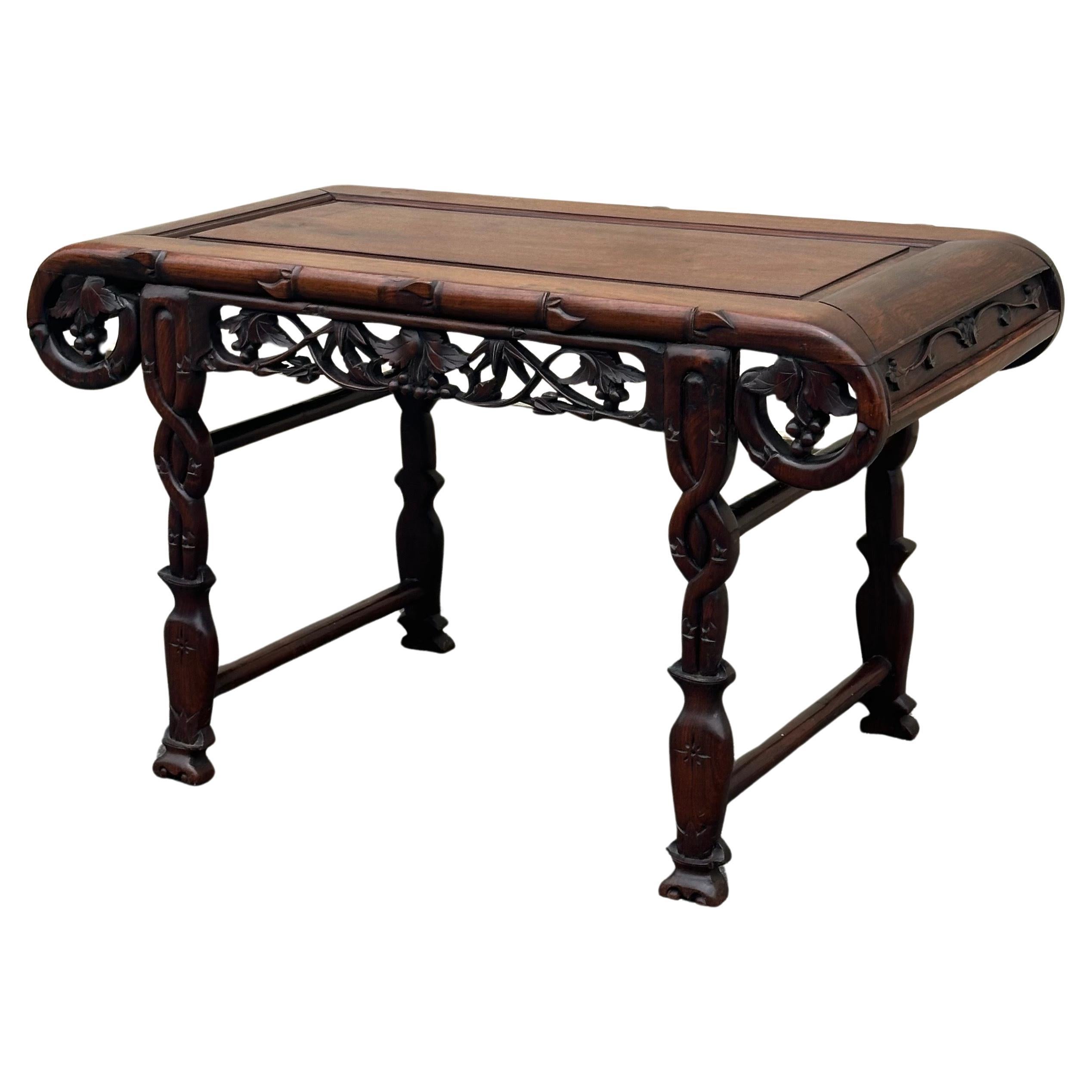 Petite table d'autel chinoise en bois de rose sculpté à la main de grande qualité, vers les années 1960. La table est en très bon état et mesure 29.5 