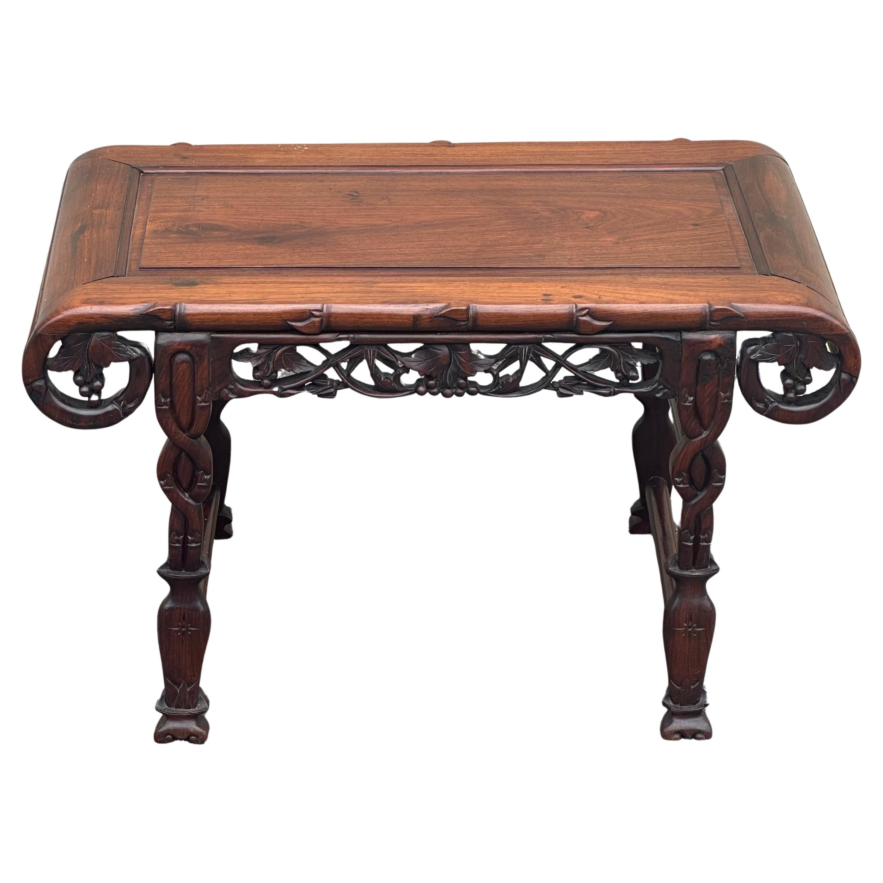 Exportation chinoise Petite table d'autel chinoise en bois de rose sculpté à la main en vente