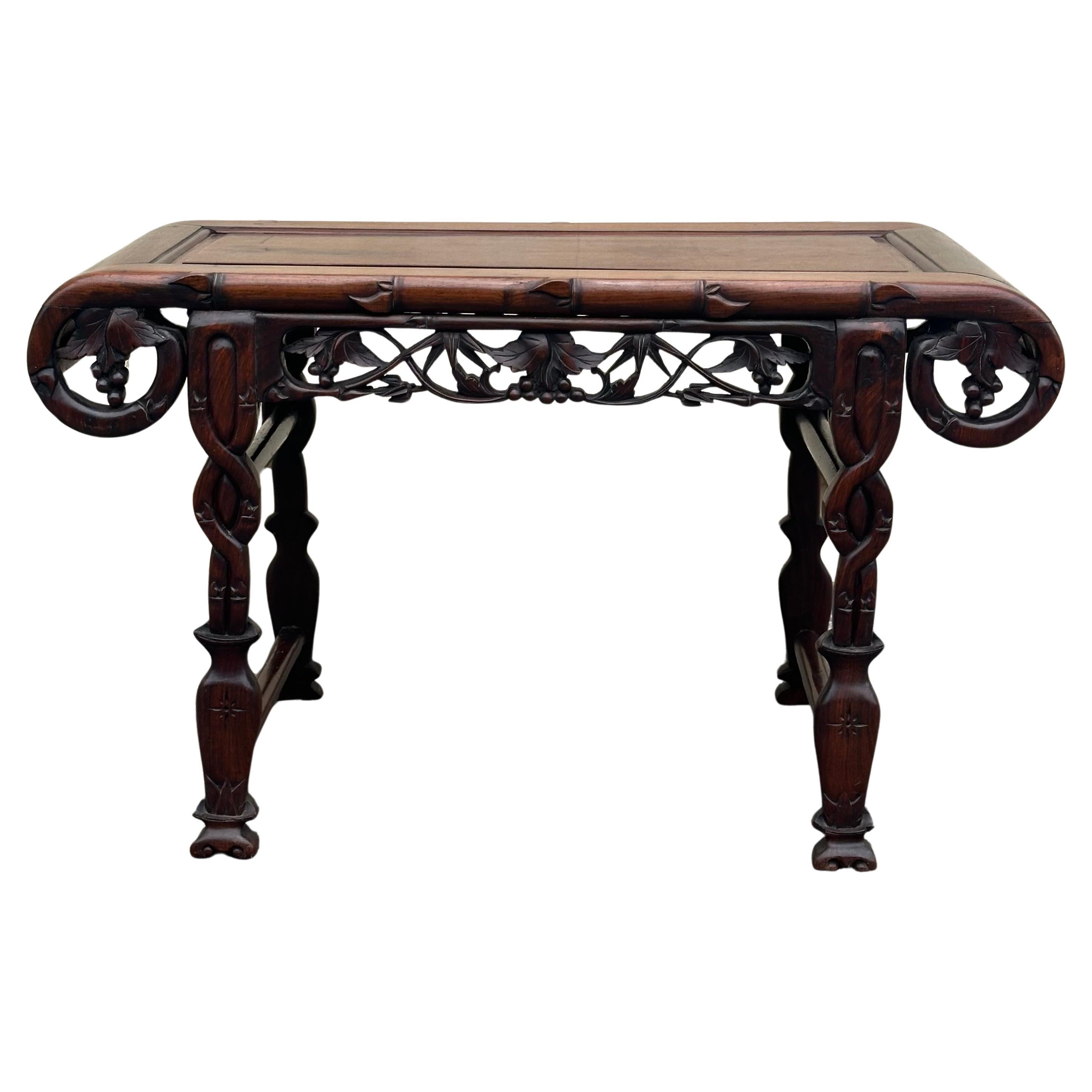 Chinois Petite table d'autel chinoise en bois de rose sculpté à la main en vente