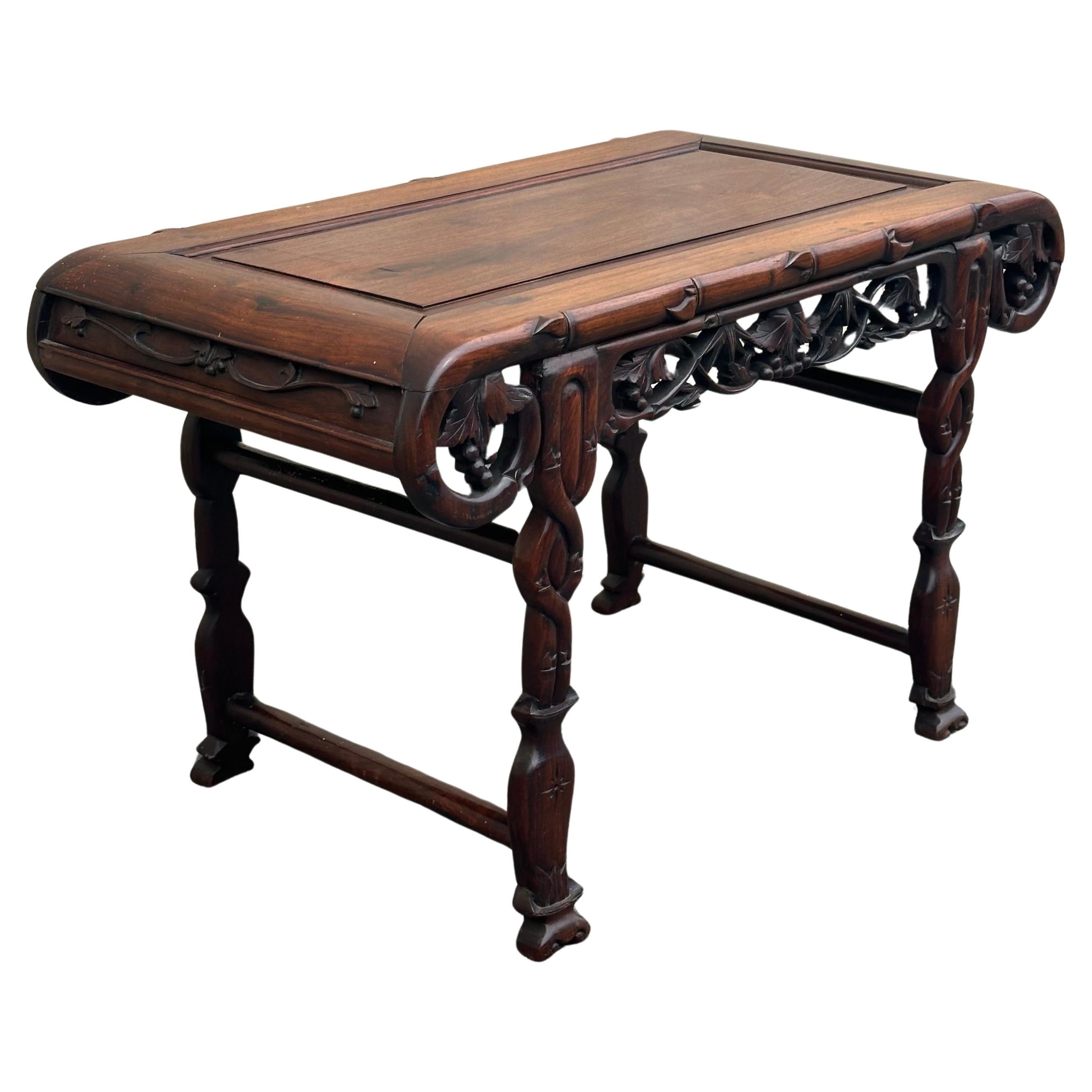 Petite table d'autel chinoise en bois de rose sculpté à la main Bon état - En vente à San Diego, CA