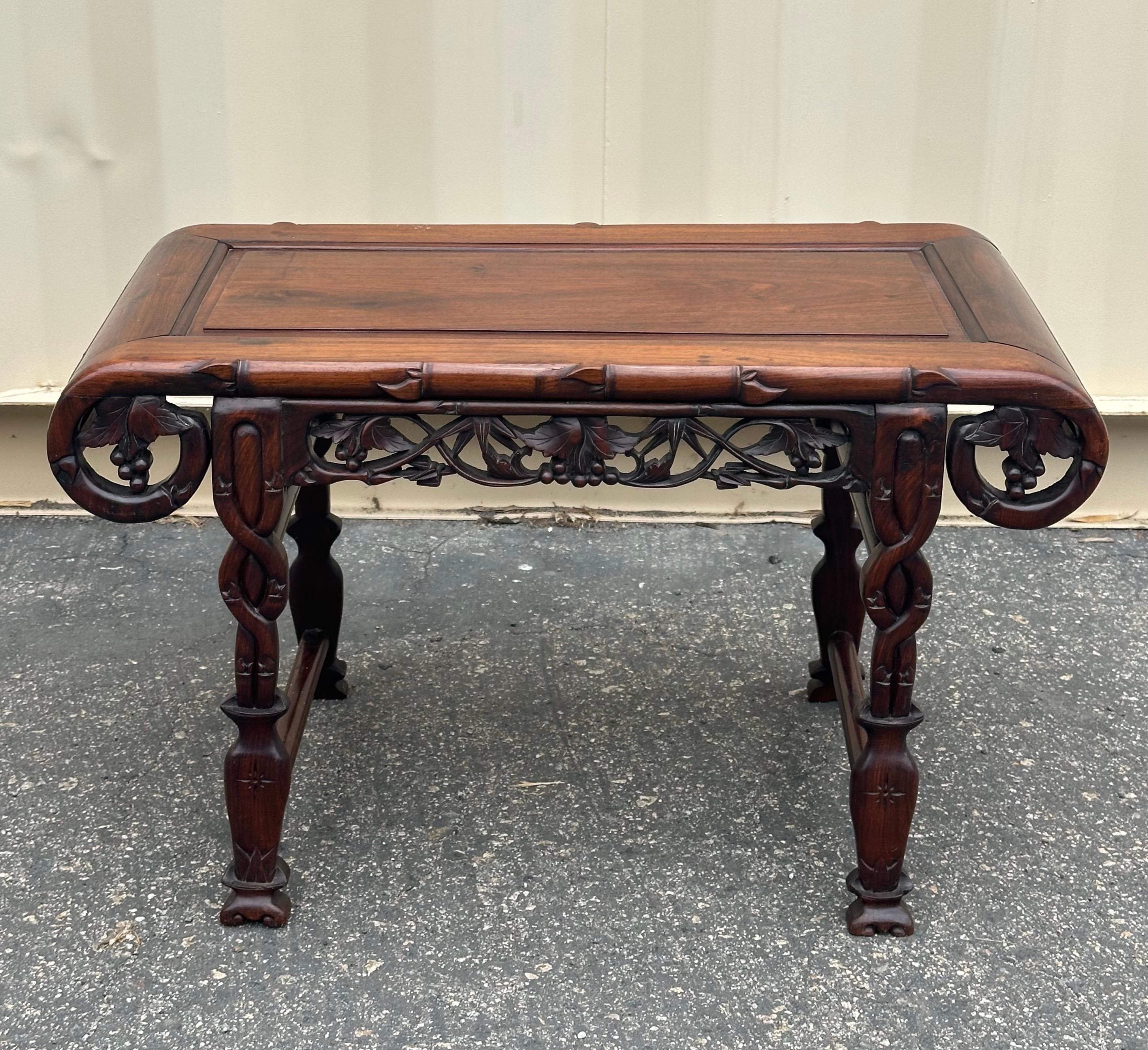 20ième siècle Petite table d'autel chinoise en bois de rose sculpté à la main en vente