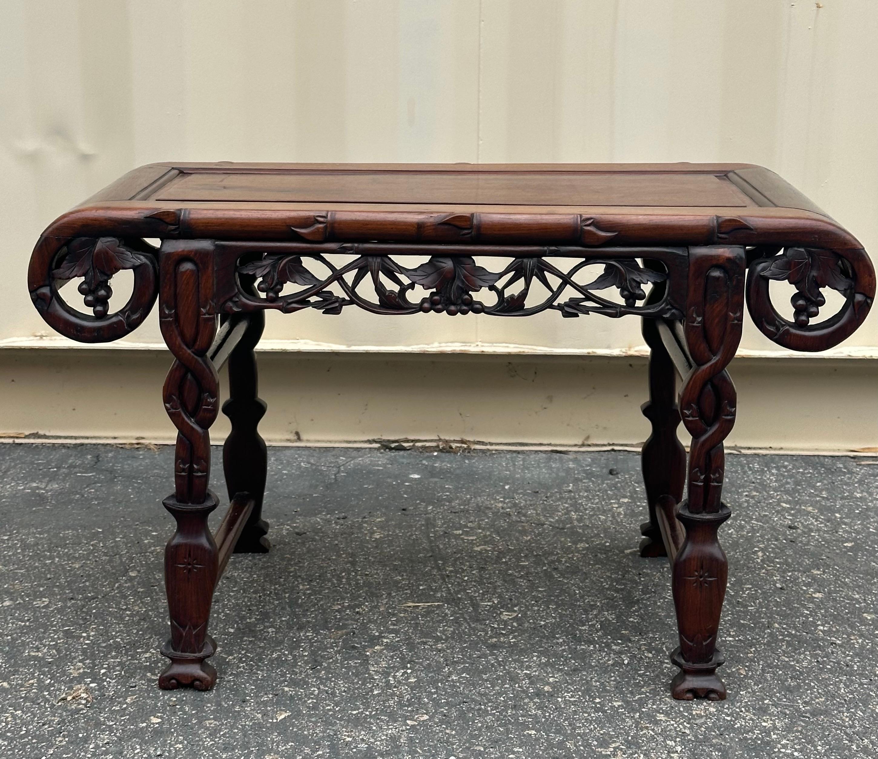 Bois de rose Petite table d'autel chinoise en bois de rose sculpté à la main en vente