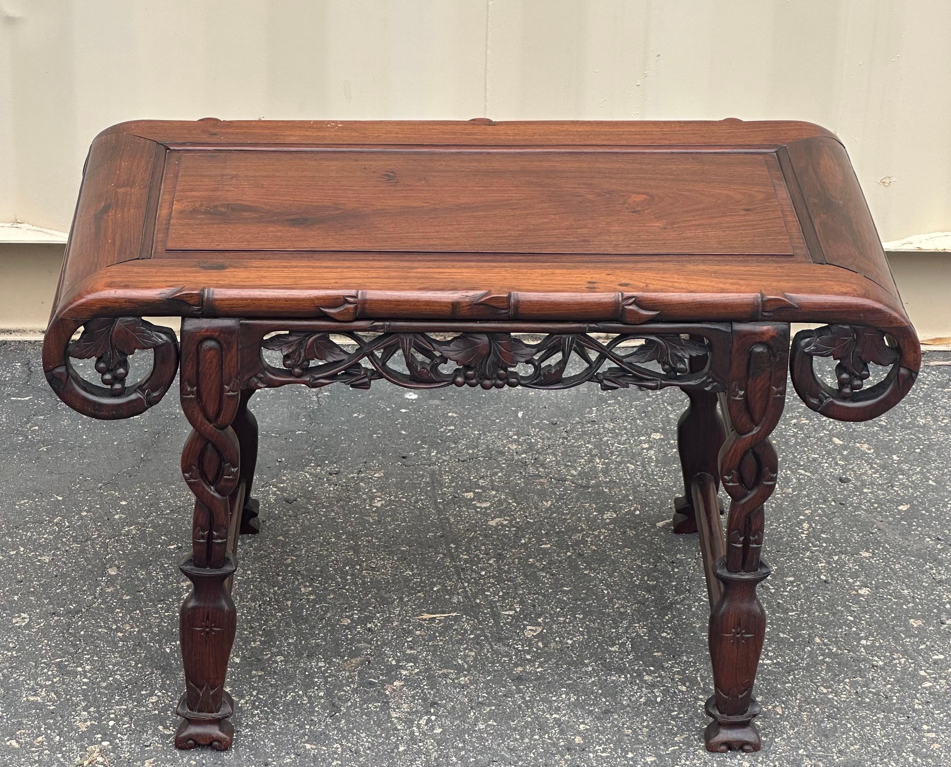 Petite table d'autel chinoise en bois de rose sculpté à la main en vente 1