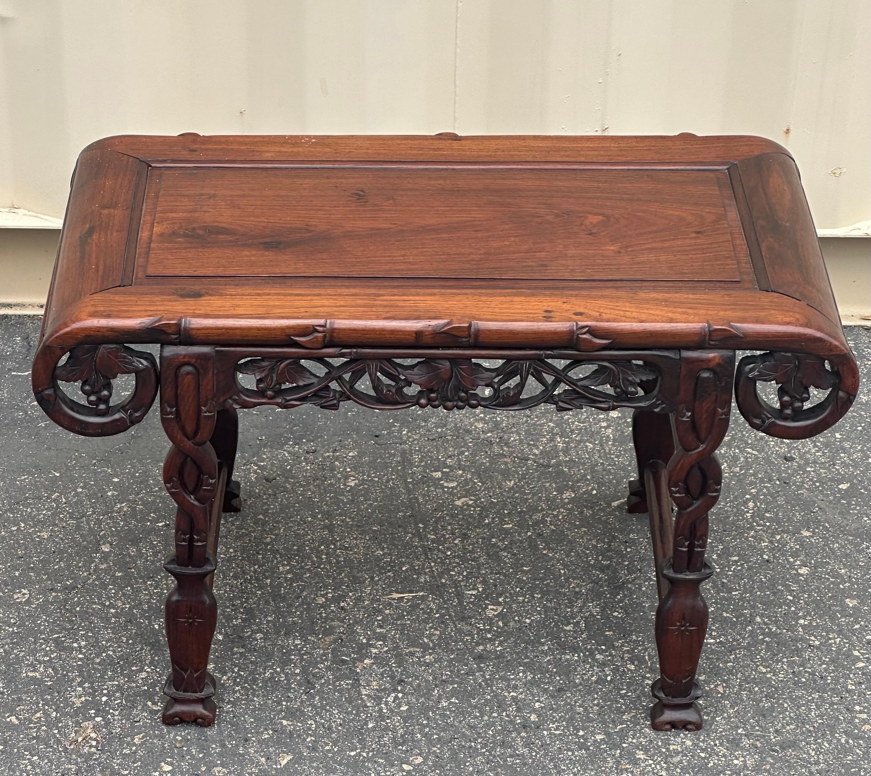 Petite table d'autel chinoise en bois de rose sculpté à la main en vente 2