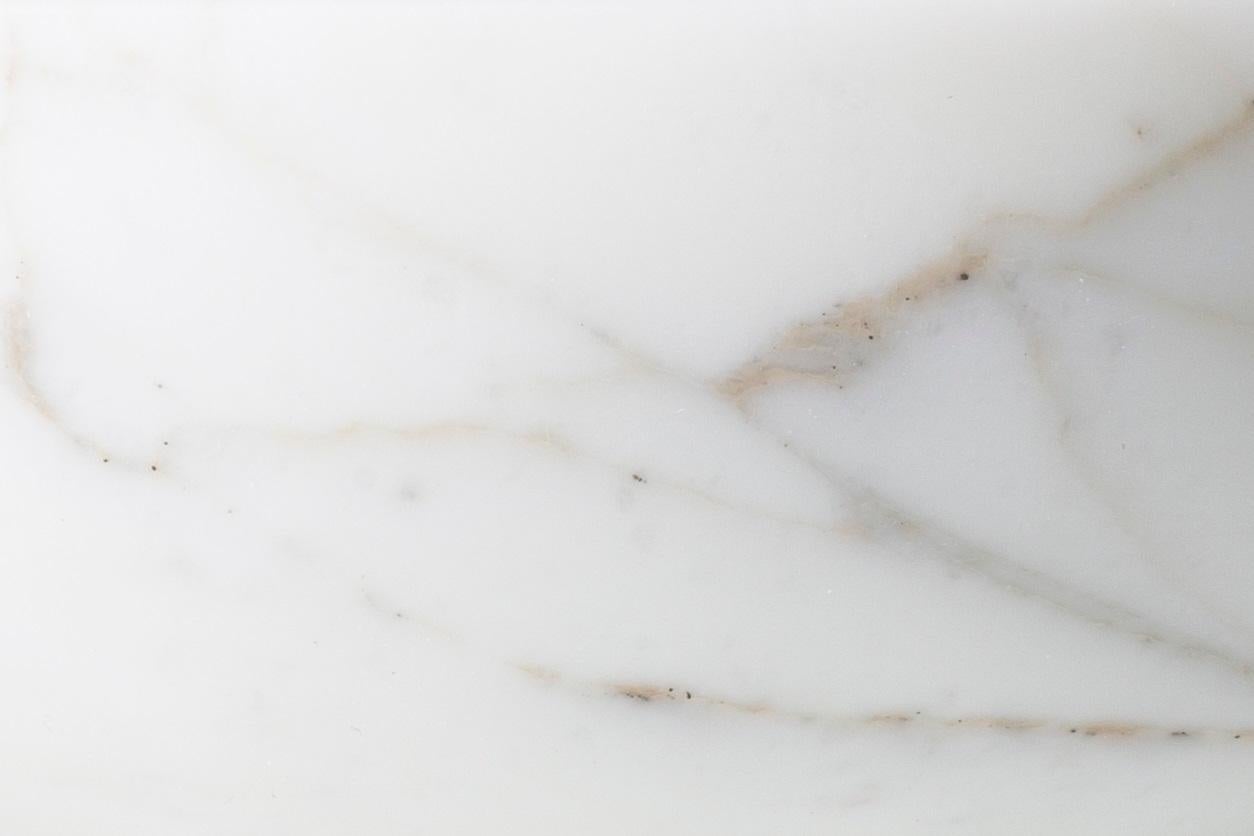 Kleine handgefertigte Vase aus Bianco Arabescato-Marmor Armonia S von Jacopo Simonetti im Angebot 6