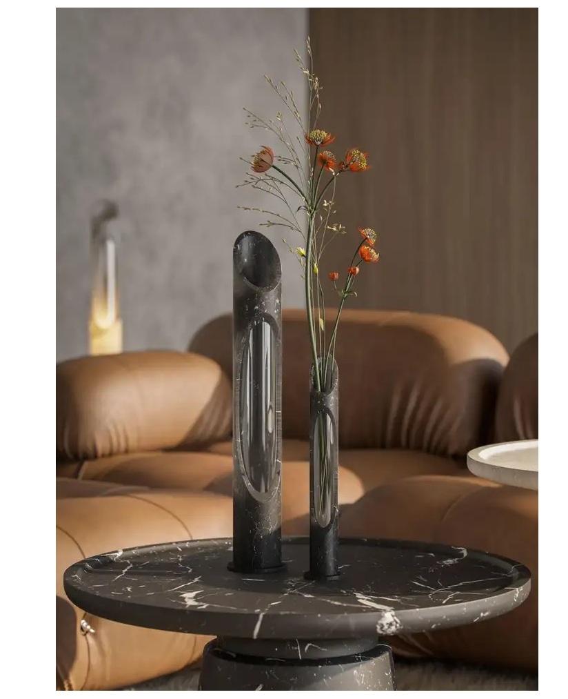 Kleine handgefertigte schwarze Nero Marquinia Marmor Armonia Vase S, Jacopo Simonetti
(Dieses Angebot gilt nur für eine Vase in kleiner Ausführung)
Abmessungen:
Große Version
Ø 10 x 53 cm (oder Ø 3,9 x 20,9 in)
Kleine Version
Ø 6,5 x 35,5 cm (oder Ø