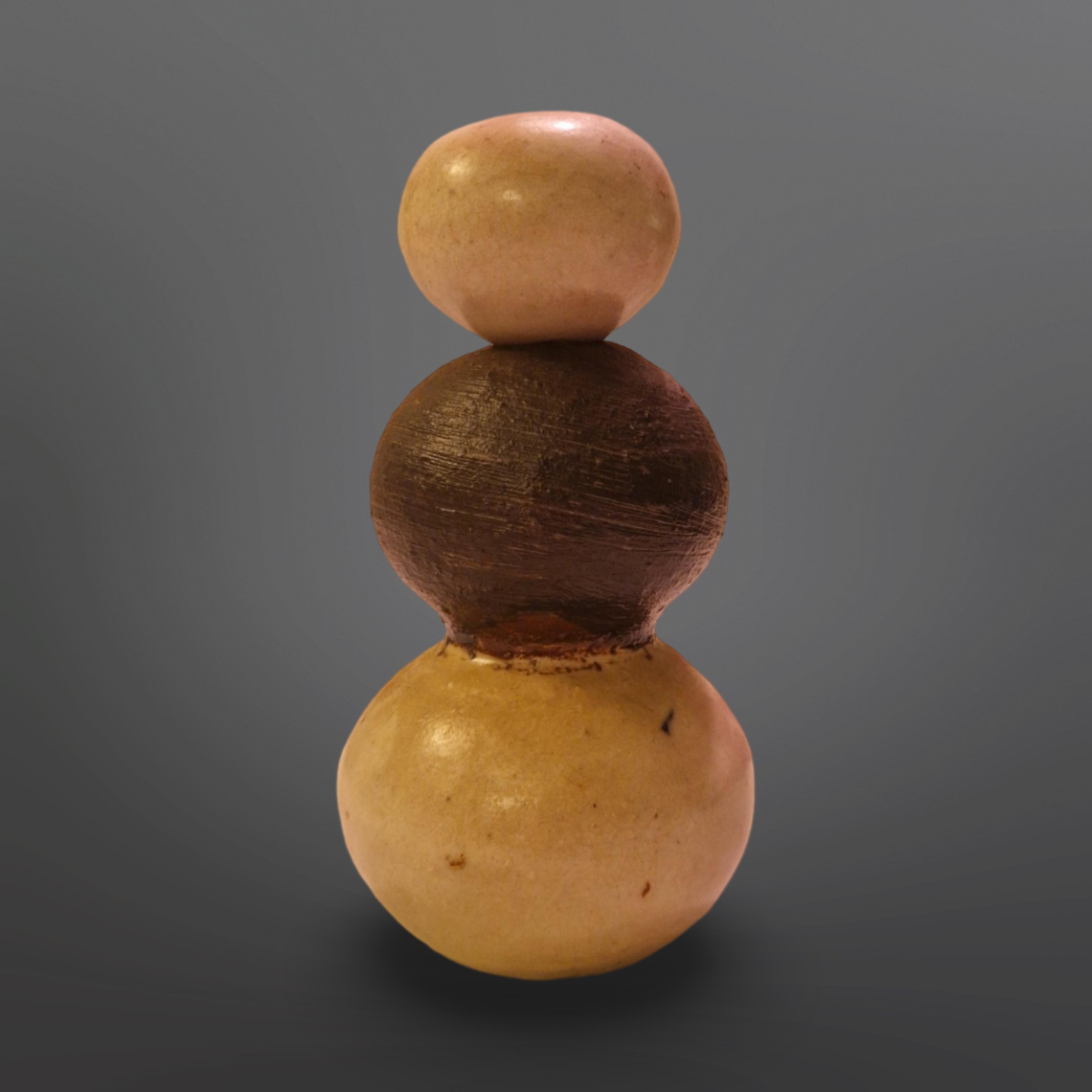 Petit vase ou récipient en céramique tourné à la main dans des tons de terre. Il est composé de trois globes, le globe supérieur faisant office de couvercle. Le créateur est inconnu. Mais il pourrait tout à fait s'agir d'un design de Piet Knepper.