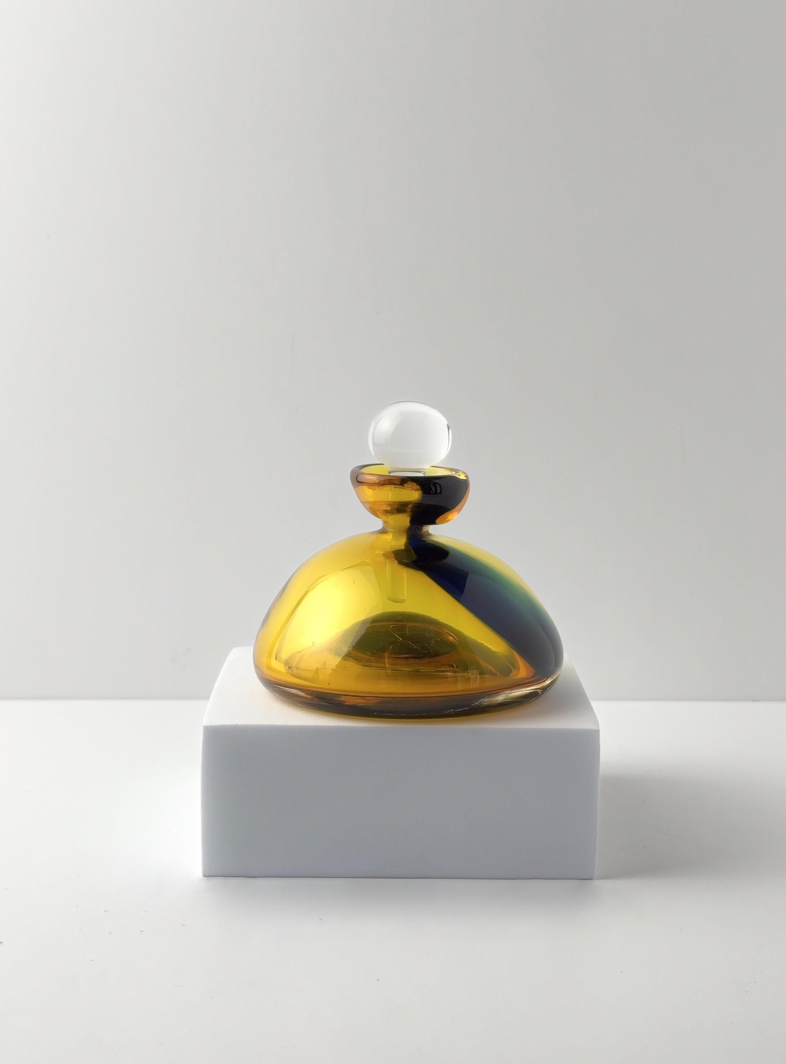 Pequeño frasco de perfume de vidrio artístico amarillo y azul, firmado y fechado.

 Una sorprendente mezcla de dos tonos de vidrio: un rico vidrio amarillo como el yol forma la mayor parte de la botella, contrastando fuertemente con una franja de