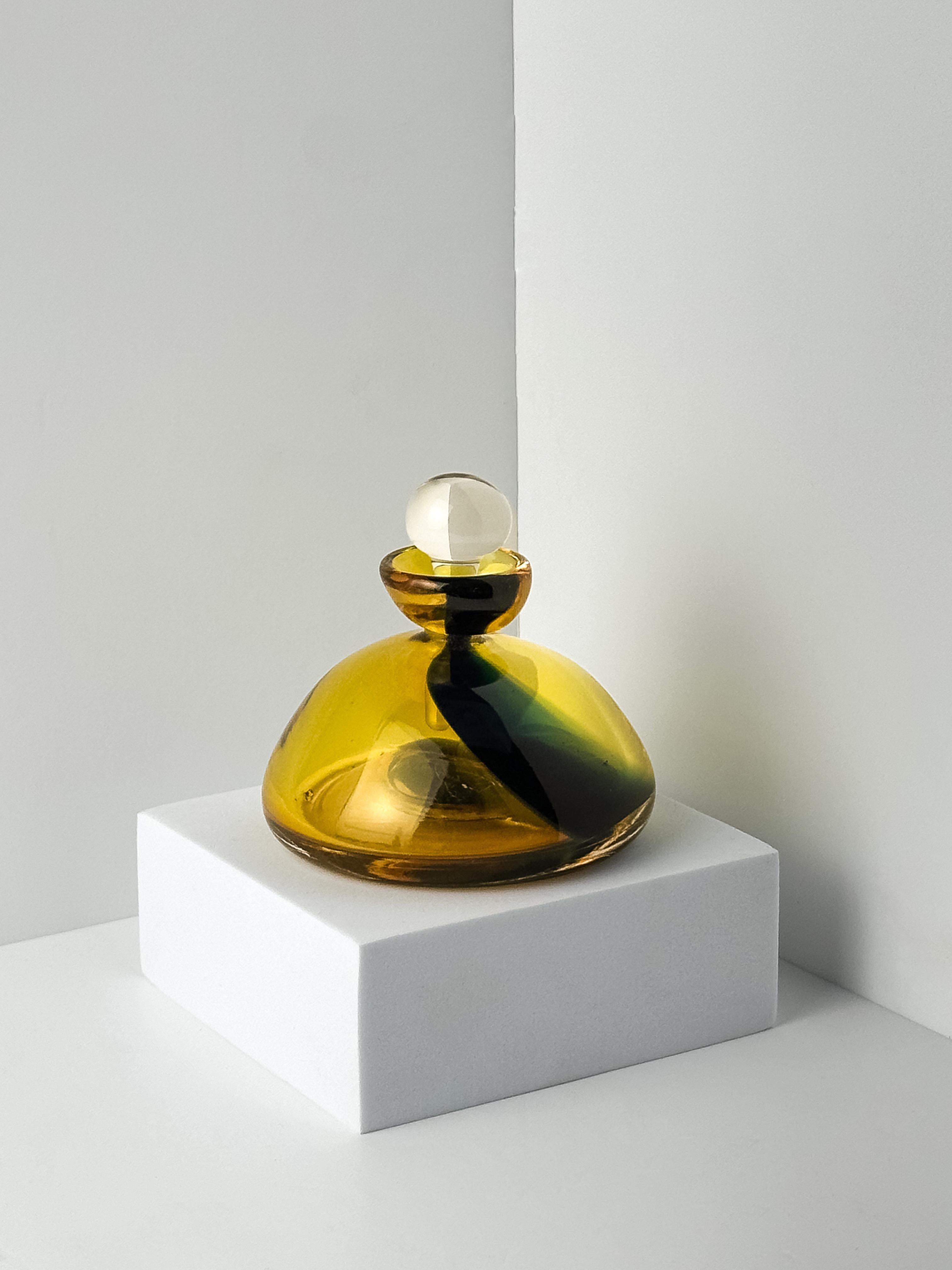 Frasco de perfume vintage de vidrio artístico amarillo y azul - Firmado Tati 1997 Posmoderno en venta