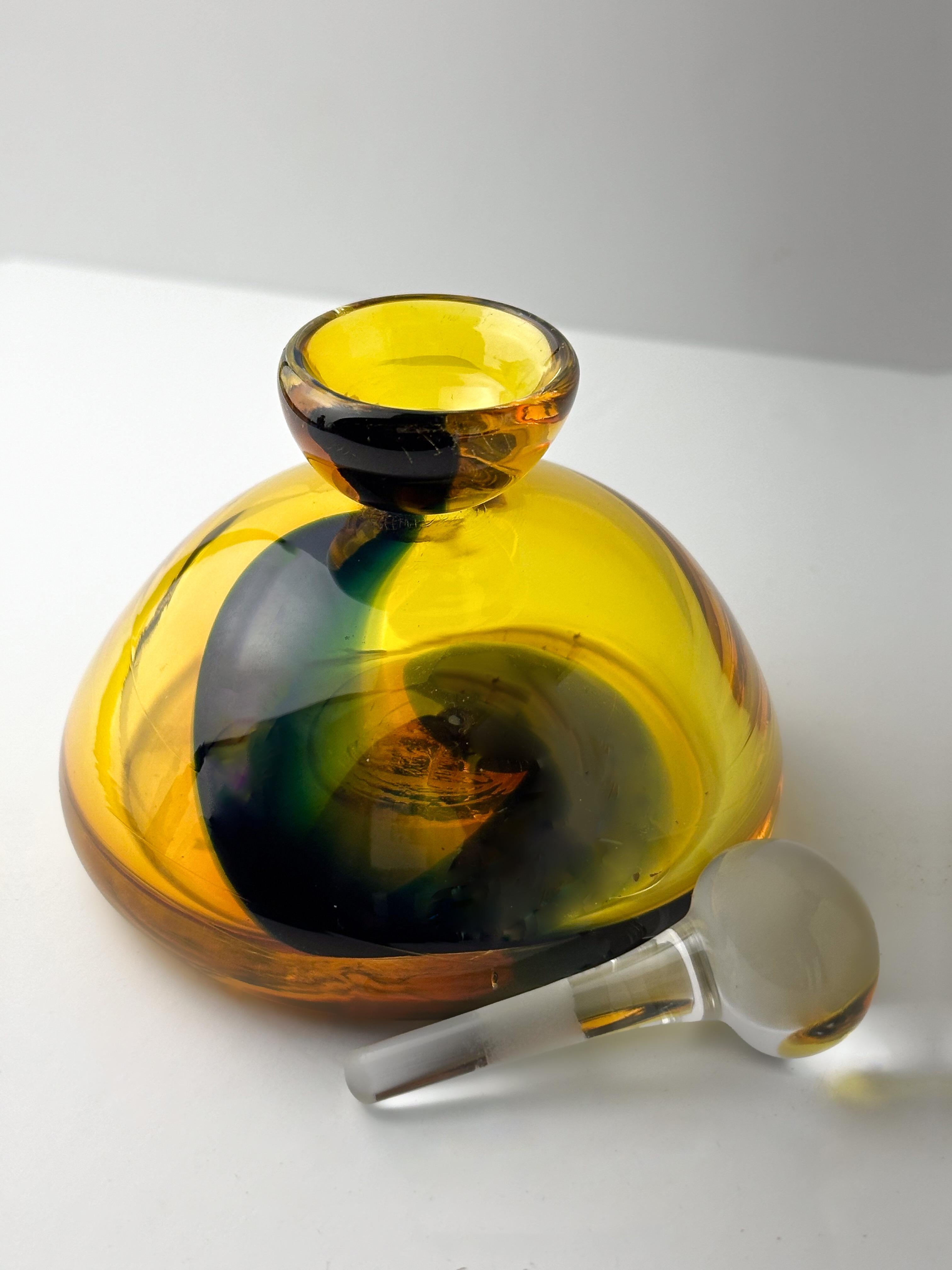 Frasco de perfume vintage de vidrio artístico amarillo y azul - Firmado Tati 1997 en Bueno estado para la venta en Glasgow, GB