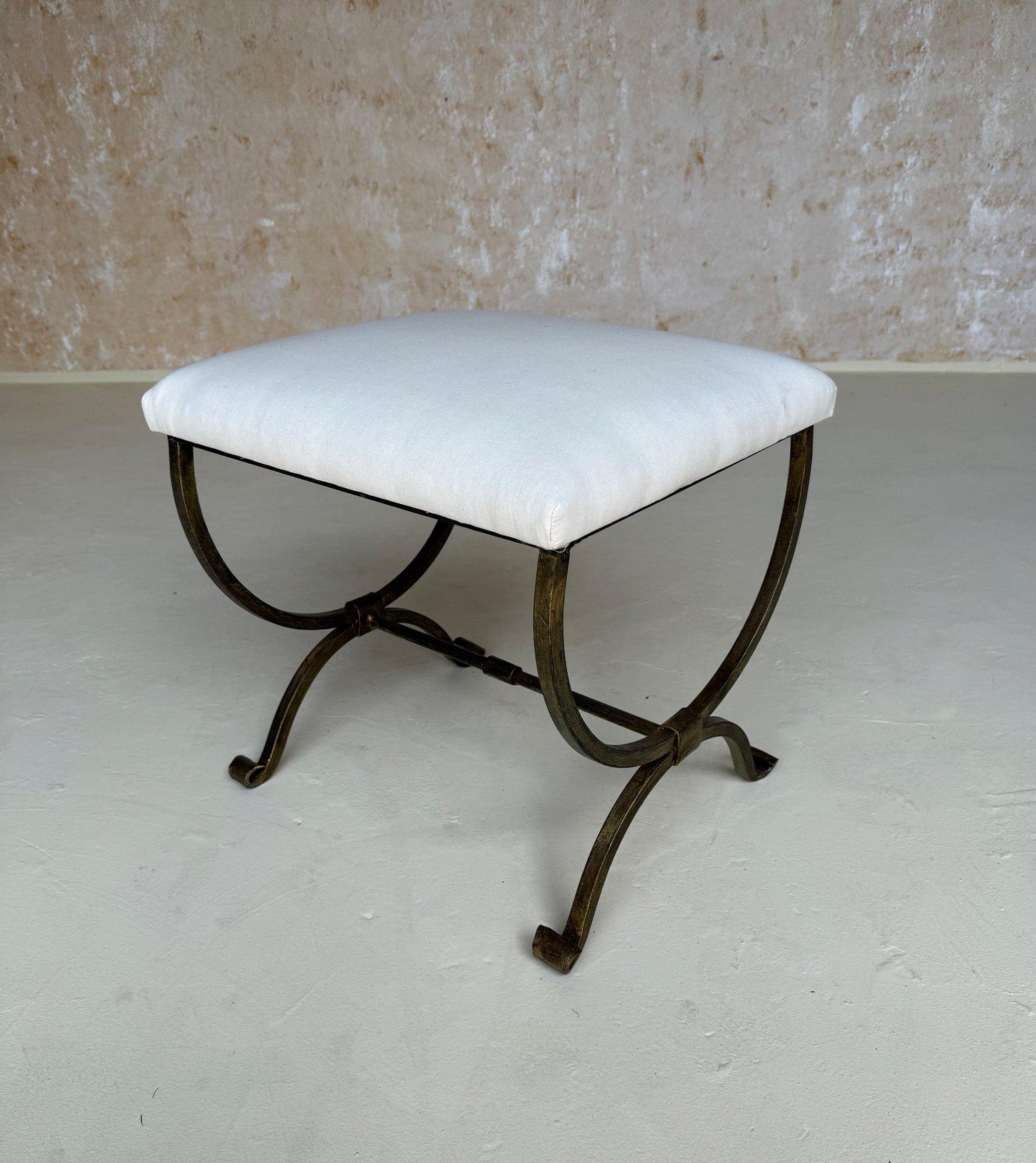 Questa elegante panchina spagnola in ferro dorato di piccole dimensioni è stata realizzata di recente da abili artigiani europei utilizzando tecniche e materiali tradizionali della lavorazione del ferro. Realizzato a mano in ferro, presenta una