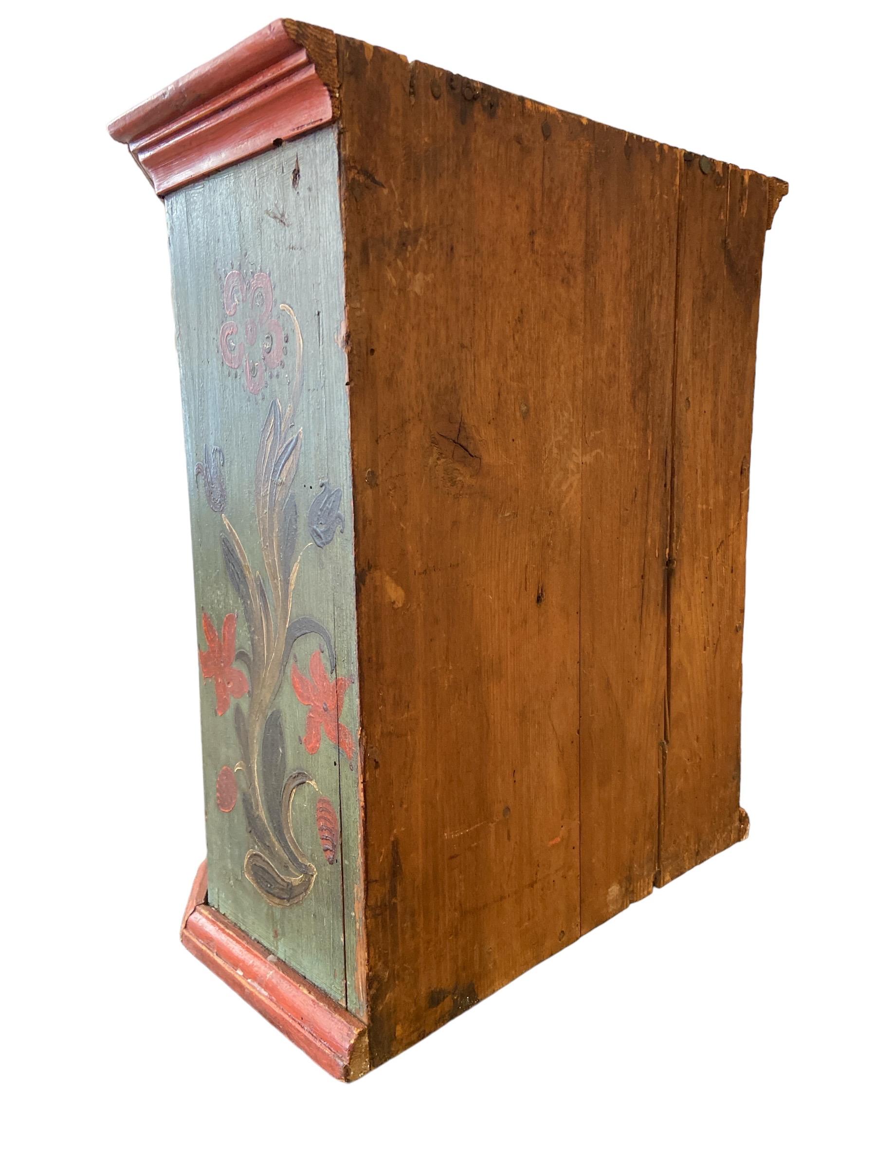 Pequeño armario pintado a mano, fechado en 1736 mediados del siglo XVIII en venta
