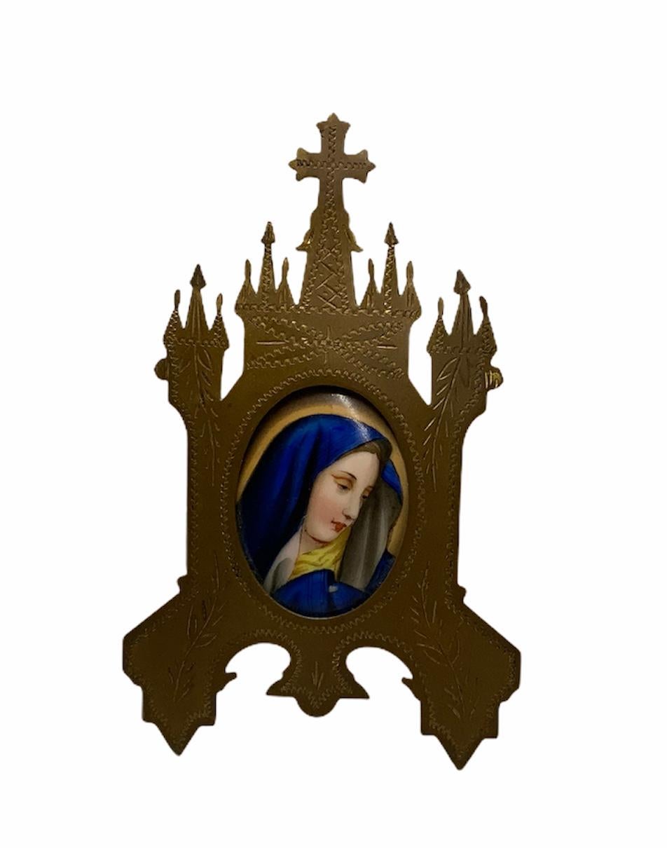 Kleine handbemalte Jungfrau Maria aus Porzellan auf einem Stand mit Metallrahmen (Neugotik) im Angebot