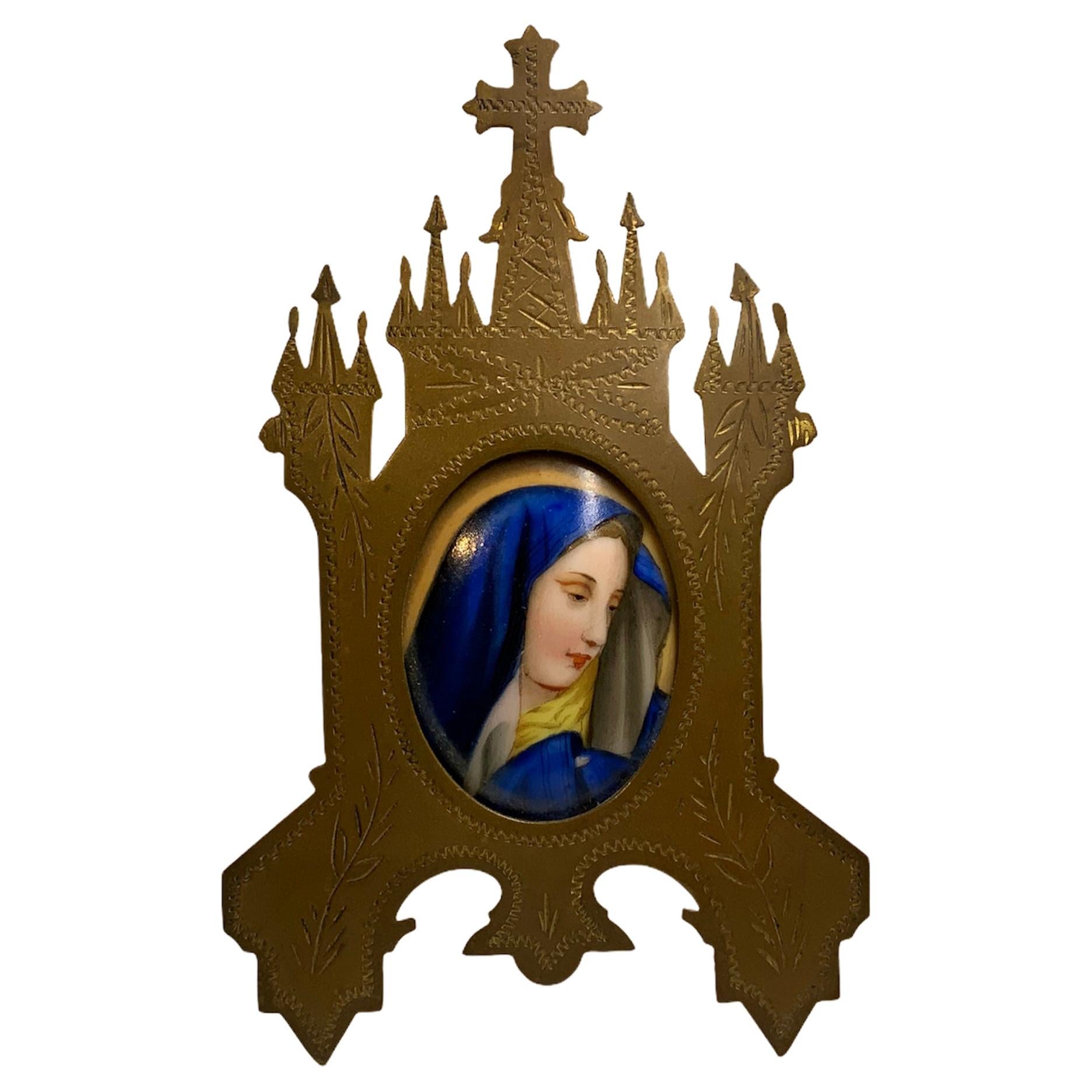 Petite Vierge Marie en porcelaine peinte à la main montée sur un Stand encadré de métal