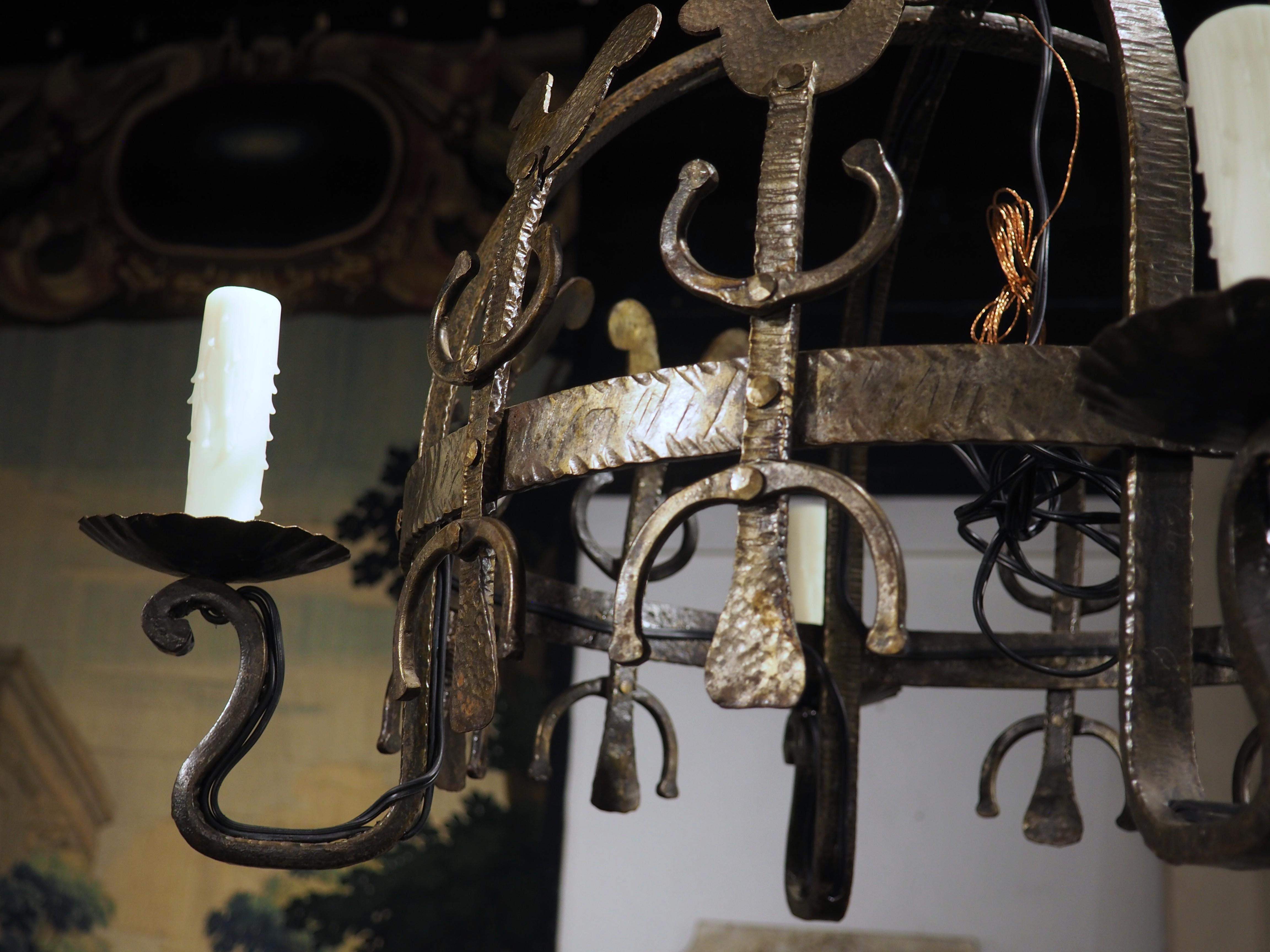 Petit lustre en fer forgé à la main en forme de coq, France, 20e siècle en vente 5