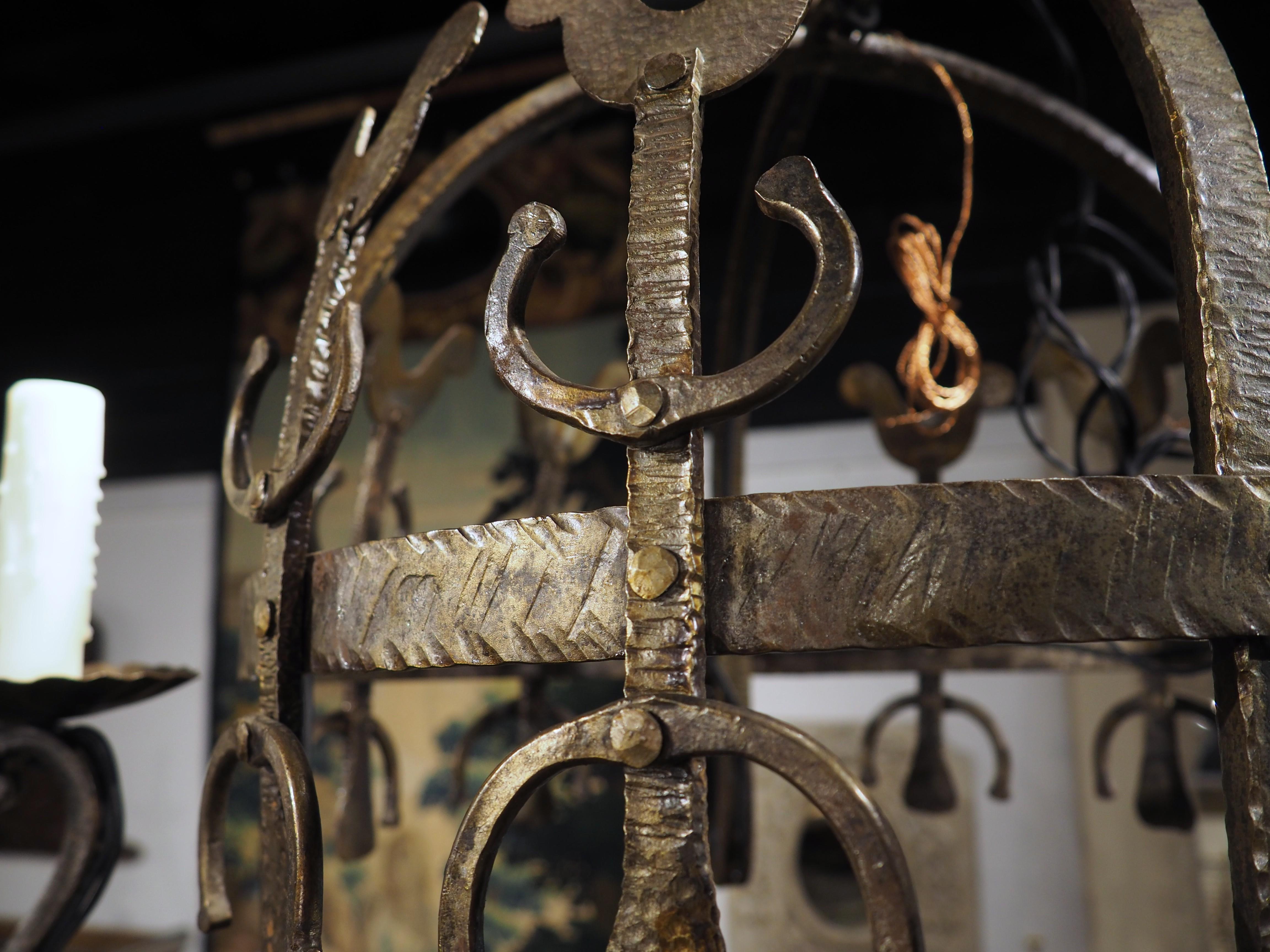 Petit lustre en fer forgé à la main en forme de coq, France, 20e siècle en vente 6