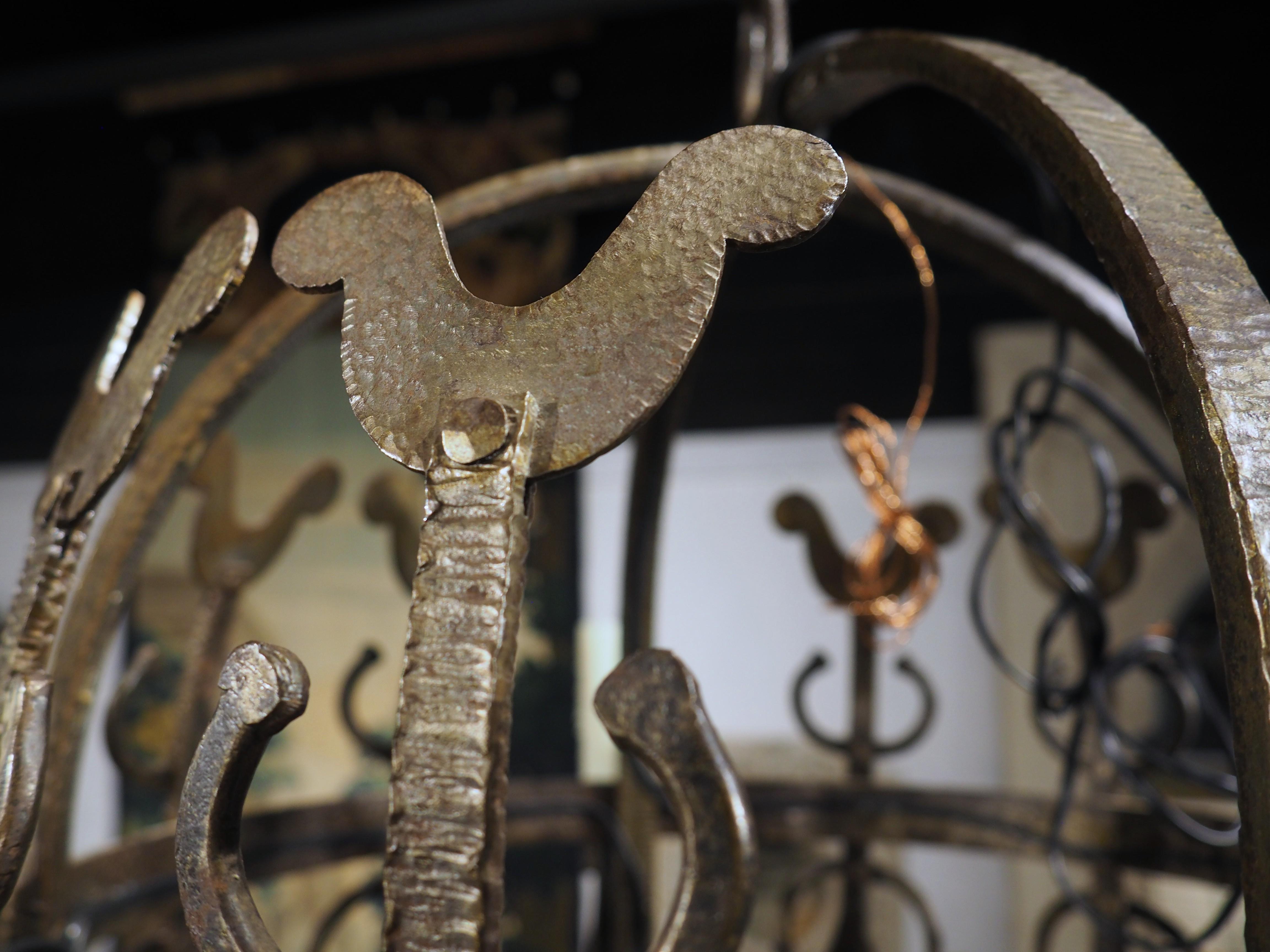 Petit lustre en fer forgé à la main en forme de coq, France, 20e siècle en vente 7