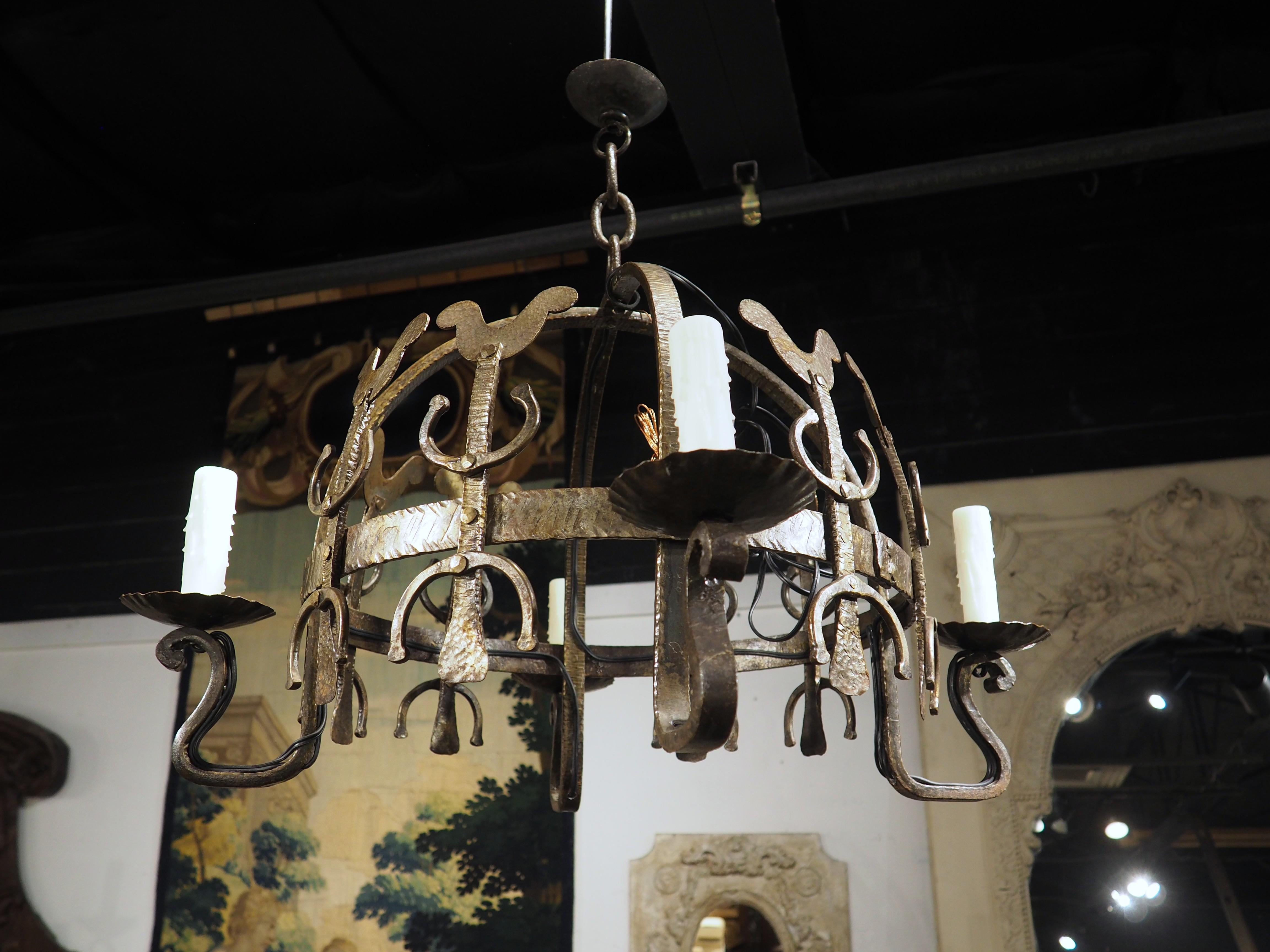 Petit lustre en fer forgé à la main en forme de coq, France, 20e siècle en vente 8