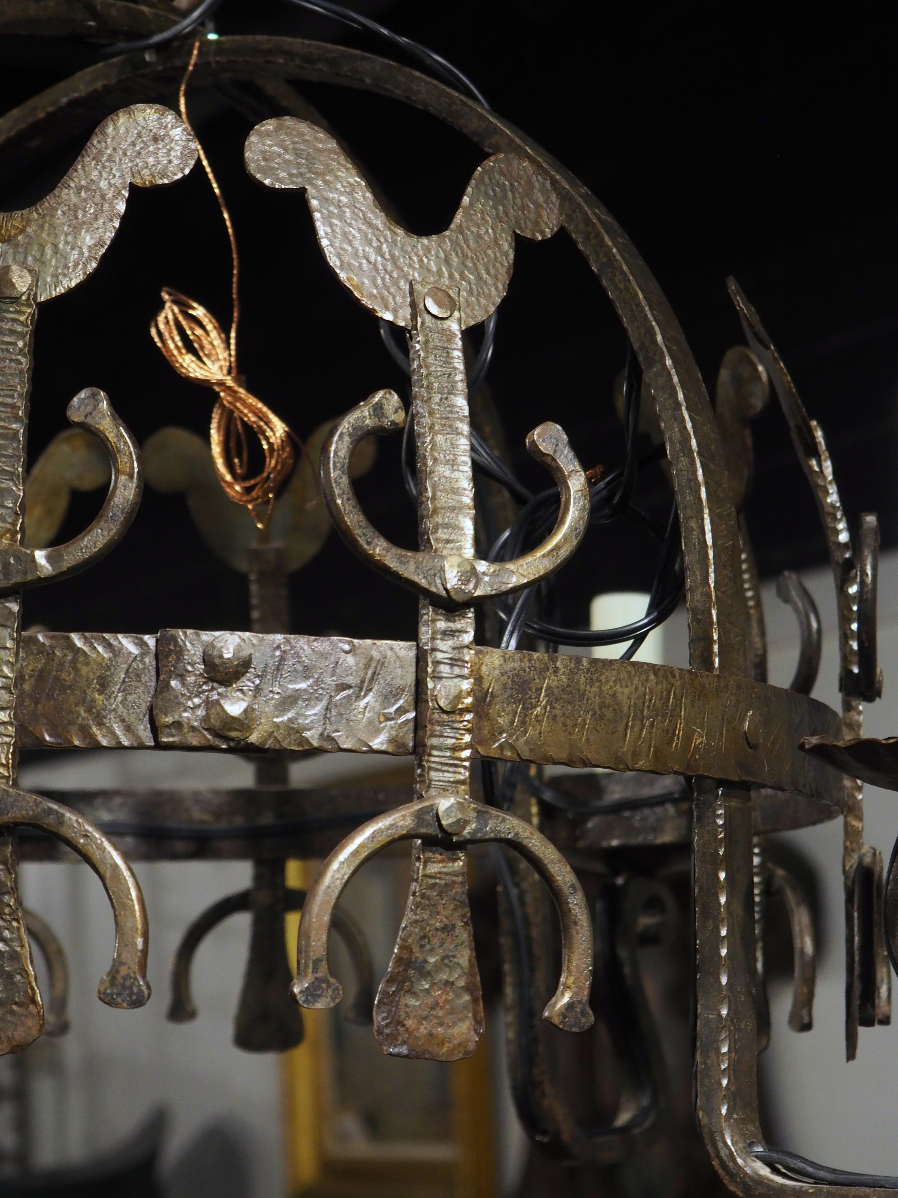 Petit lustre en fer forgé à la main en forme de coq, France, 20e siècle en vente 10