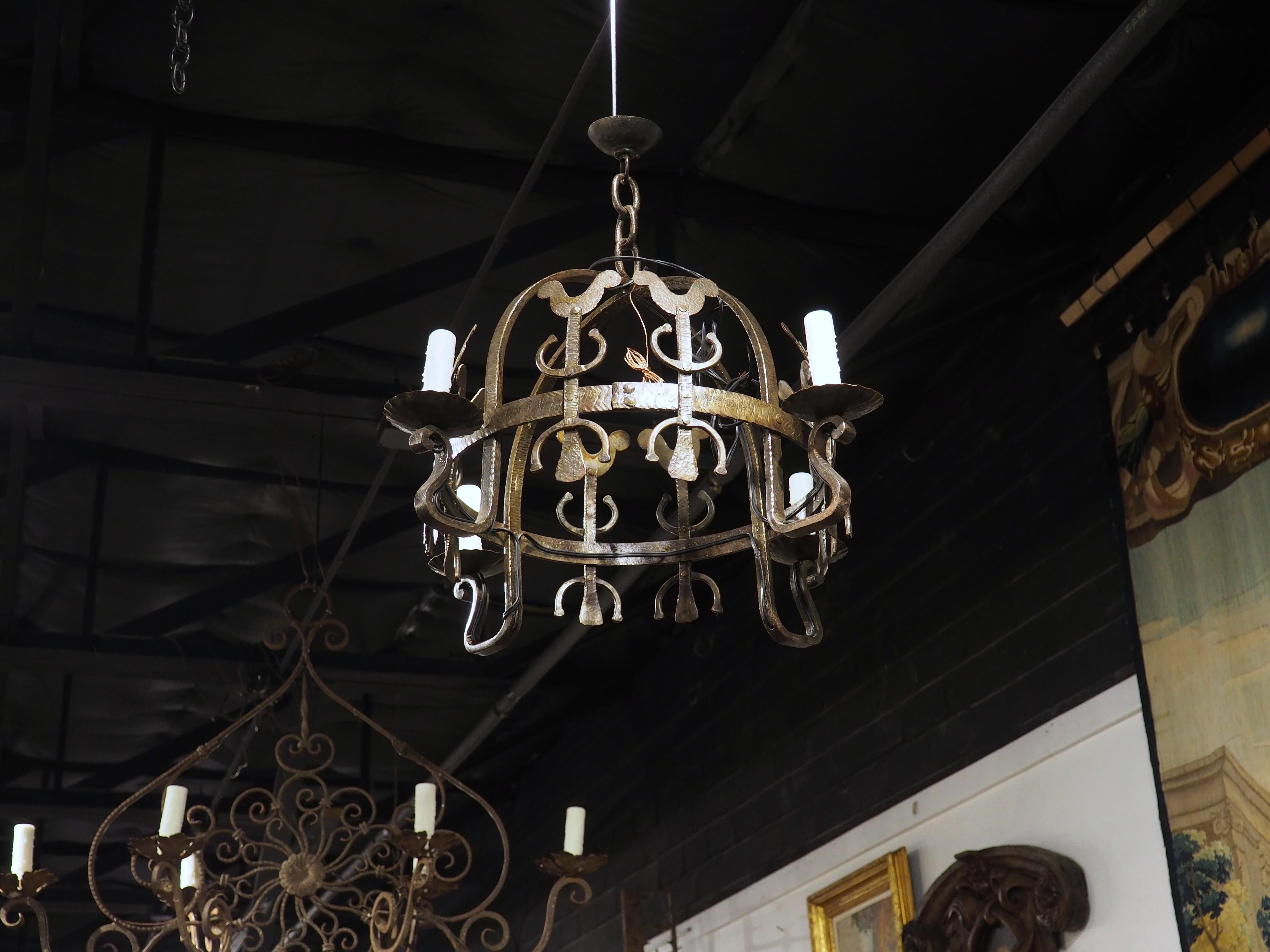 Petit lustre en fer forgé à la main en forme de coq, France, 20e siècle en vente 11