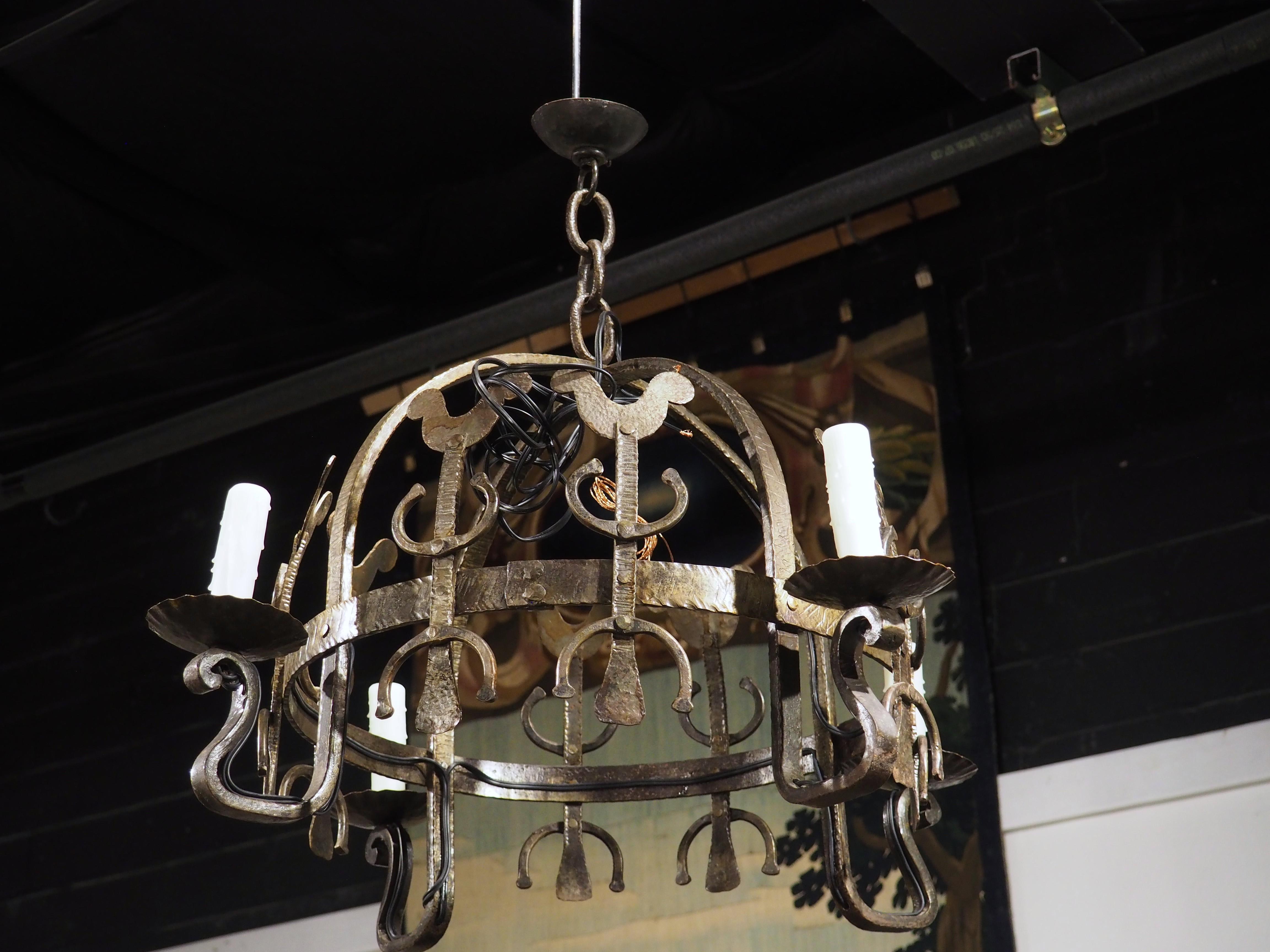 Français Petit lustre en fer forgé à la main en forme de coq, France, 20e siècle en vente