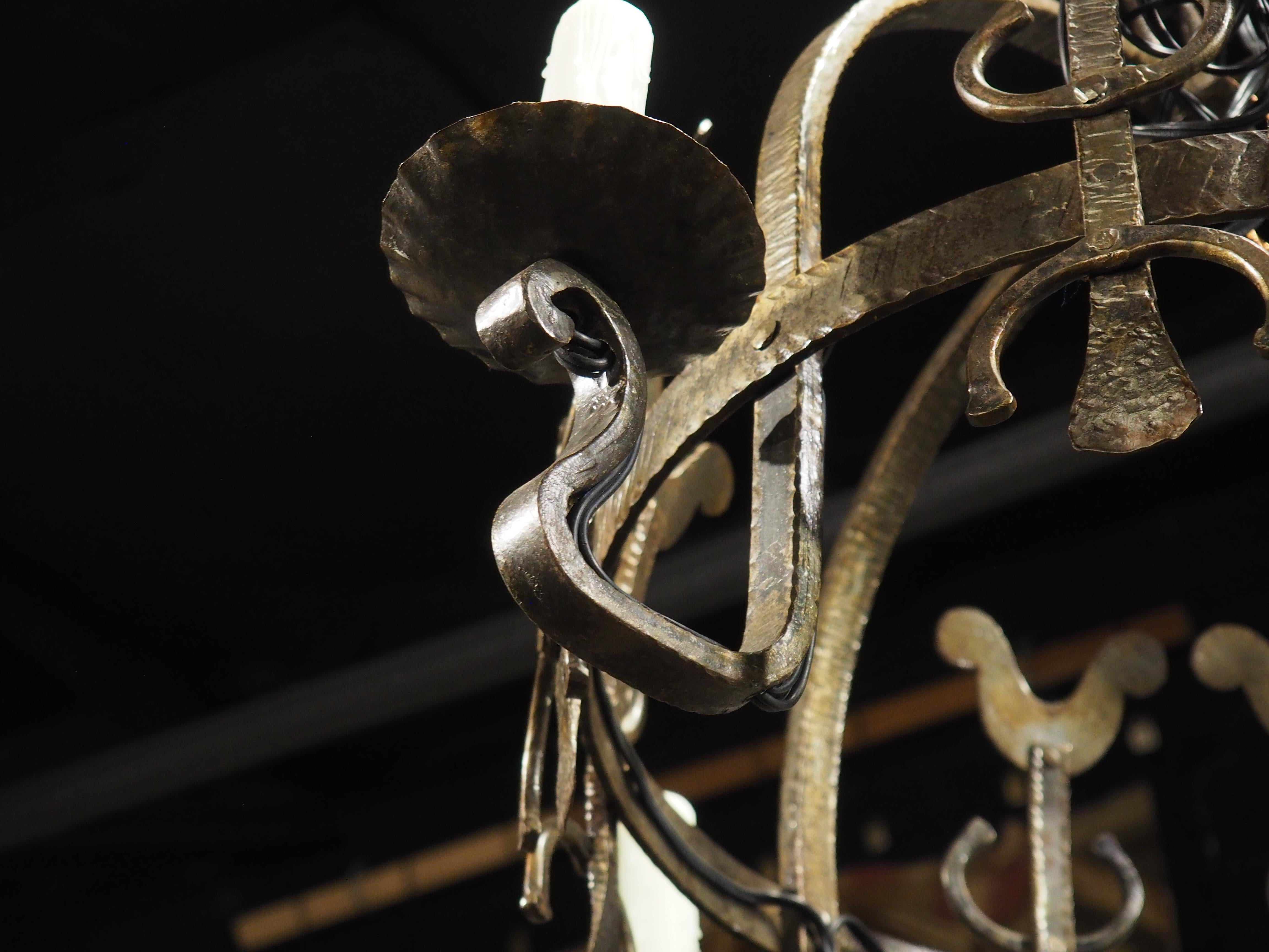 Petit lustre en fer forgé �à la main en forme de coq, France, 20e siècle Bon état - En vente à Dallas, TX