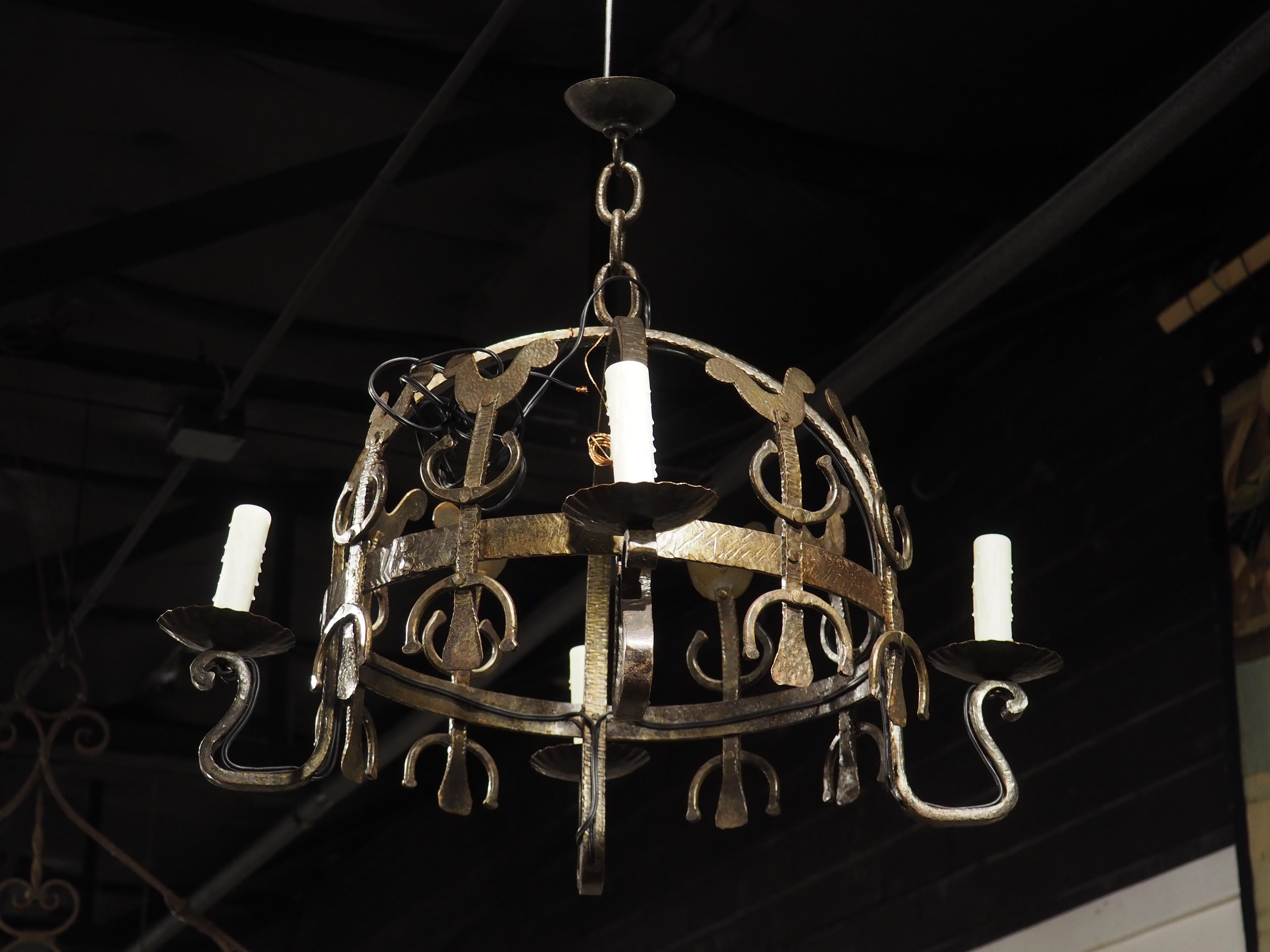 20ième siècle Petit lustre en fer forgé à la main en forme de coq, France, 20e siècle en vente