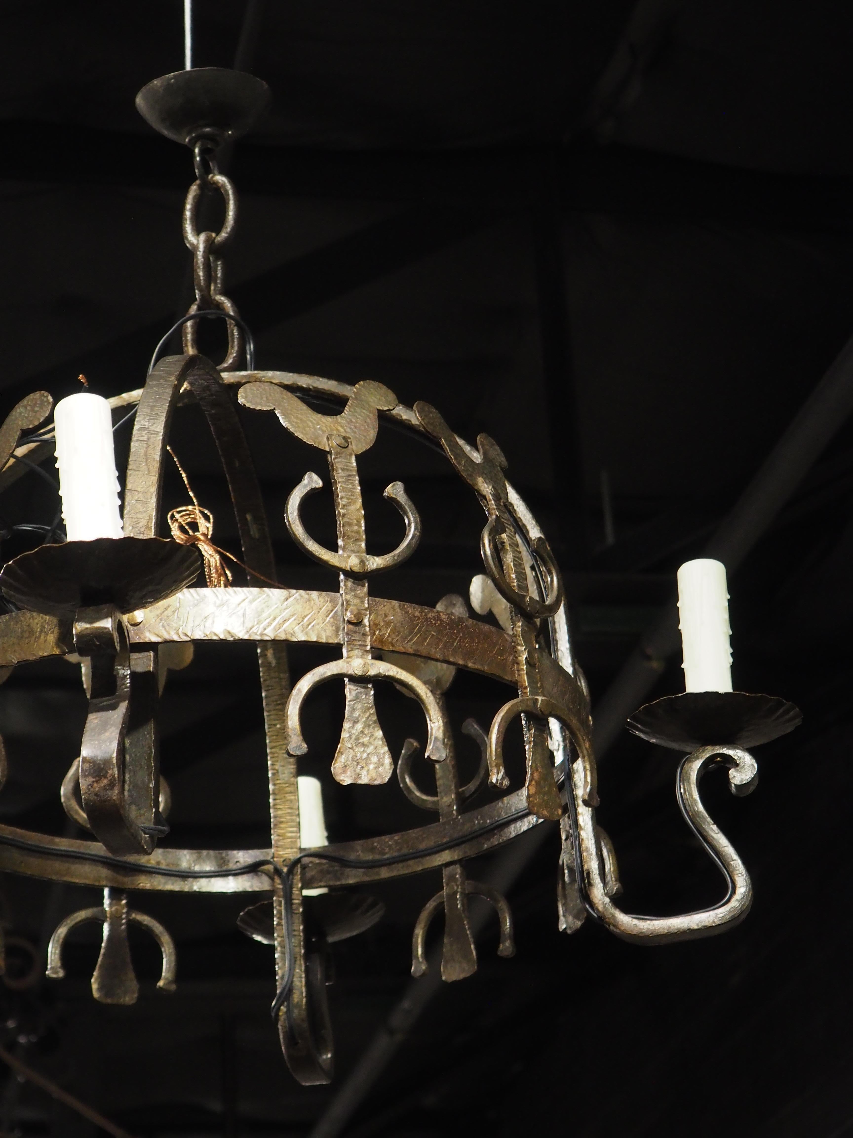 Métal Petit lustre en fer forgé à la main en forme de coq, France, 20e siècle en vente