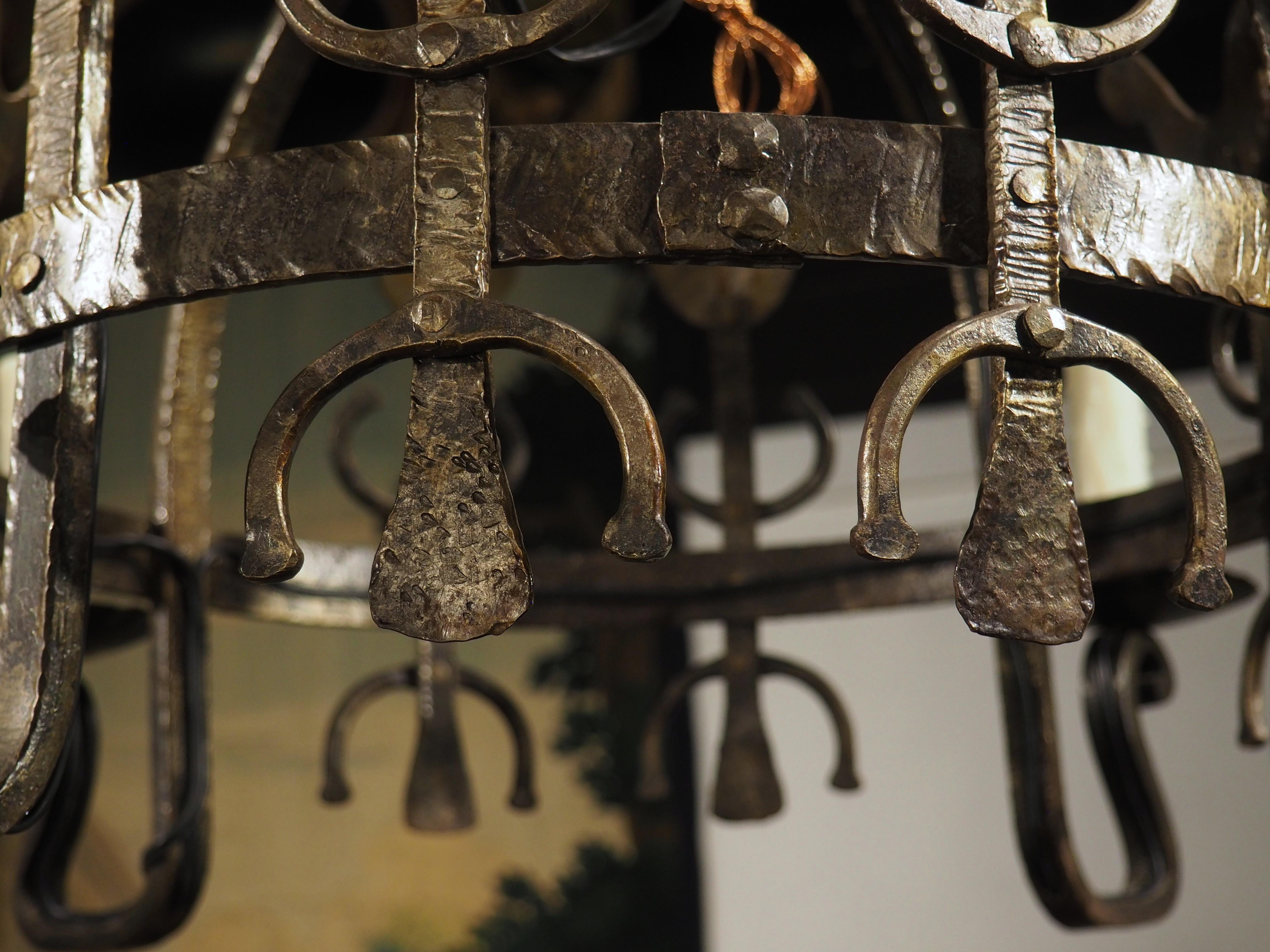 Petit lustre en fer forgé à la main en forme de coq, France, 20e siècle en vente 1