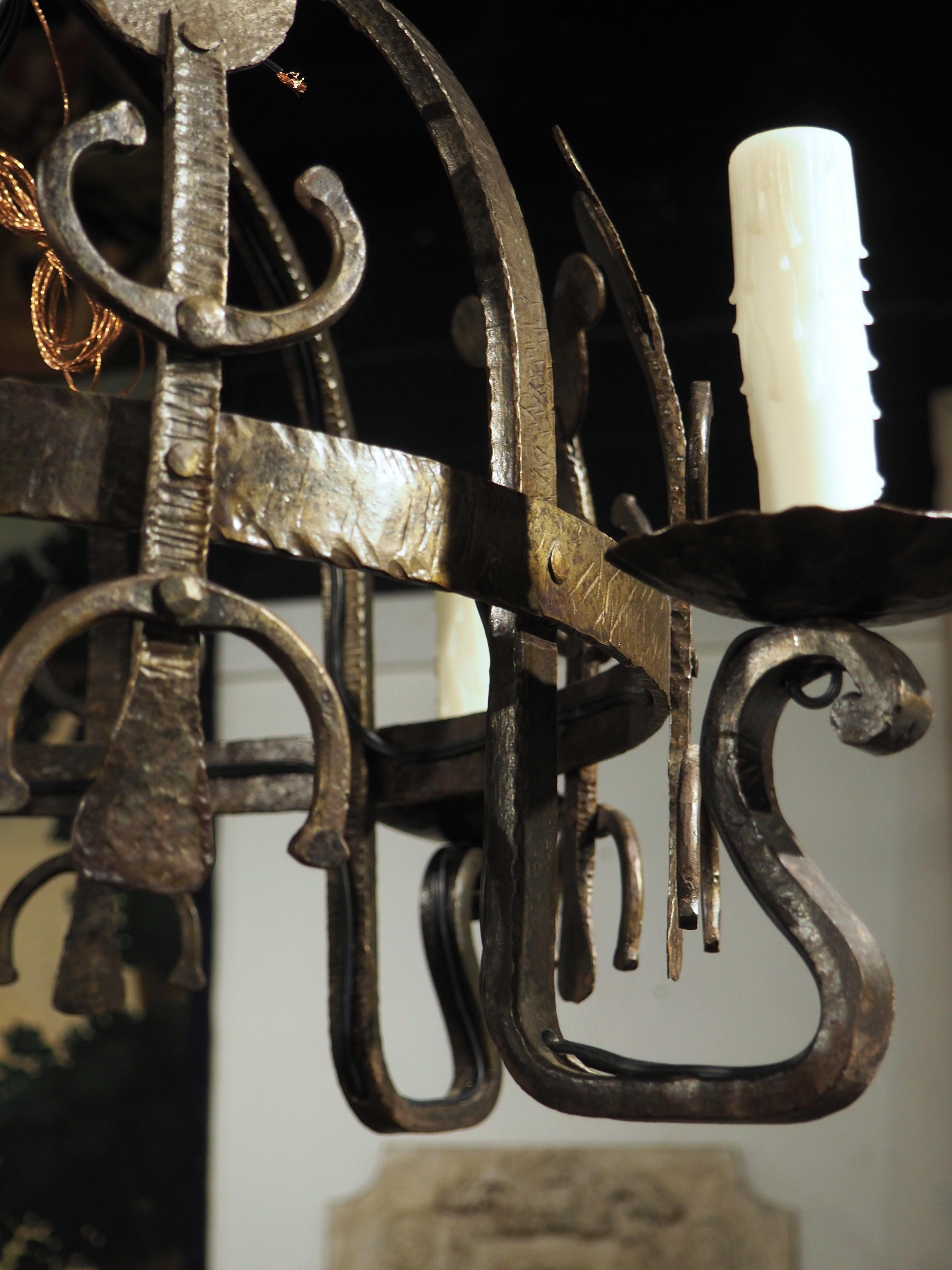 Petit lustre en fer forgé à la main en forme de coq, France, 20e siècle en vente 2