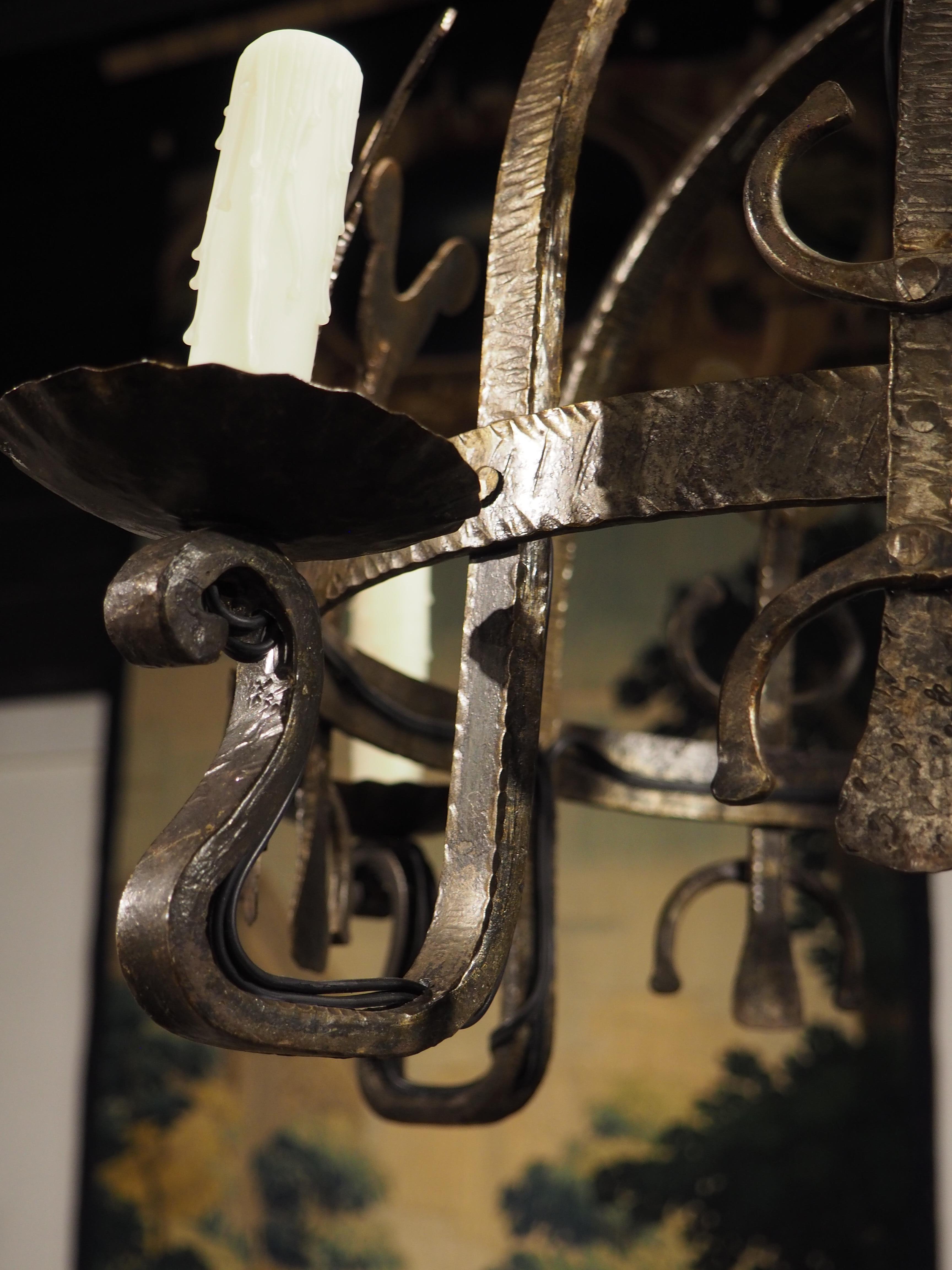 Petit lustre en fer forgé à la main en forme de coq, France, 20e siècle en vente 3