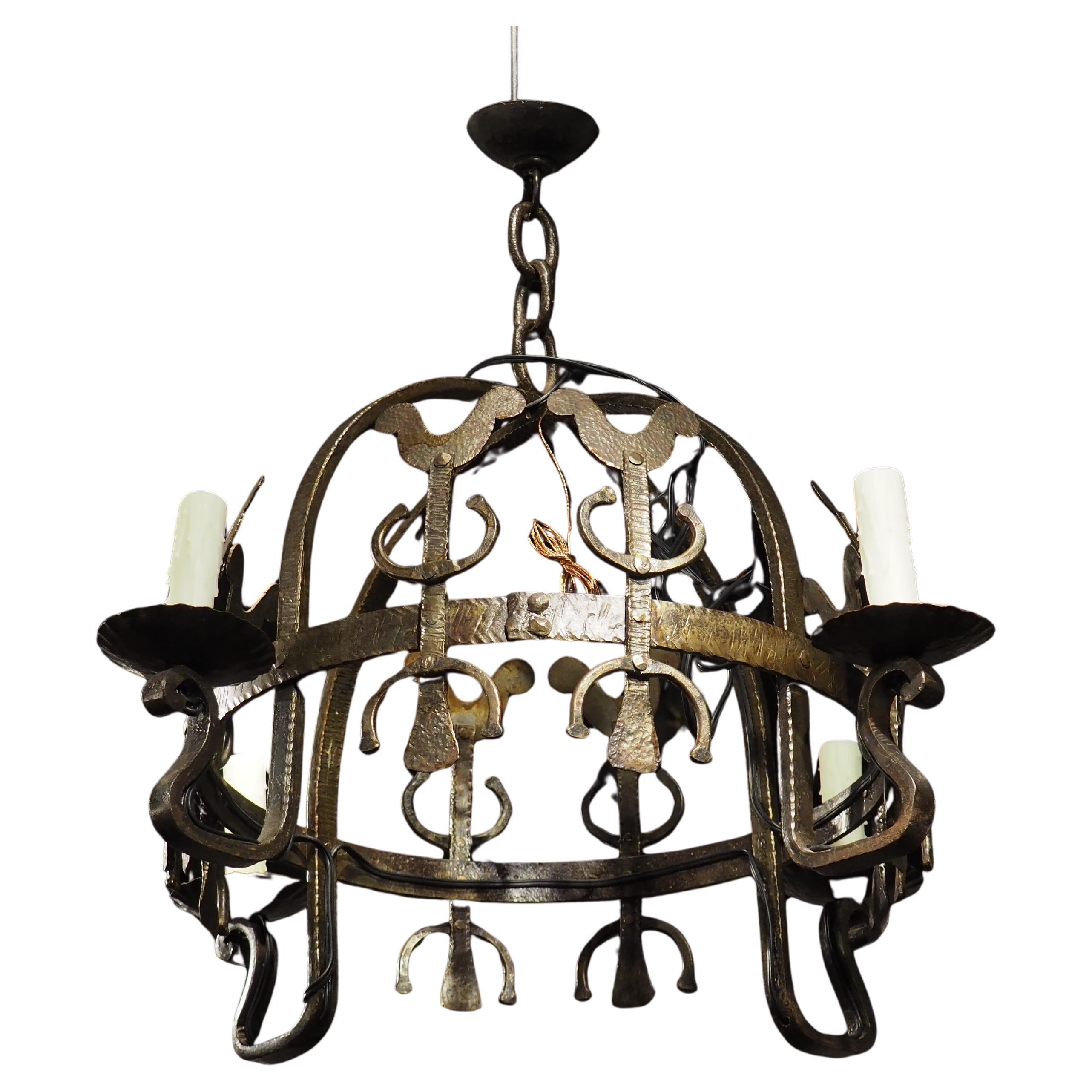 Piccolo lampadario a gallo stilizzato in ferro battuto a mano, Francia, XX secolo