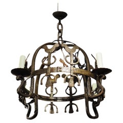 Piccolo lampadario a gallo stilizzato in ferro battuto a mano, Francia, XX secolo