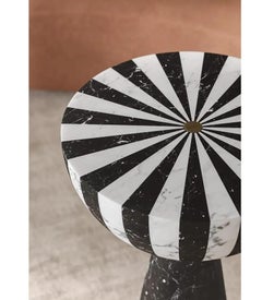 Petite table Nova en marbre raffiné noir et blanc fabriquée à la main S par Jacopo Simonetti