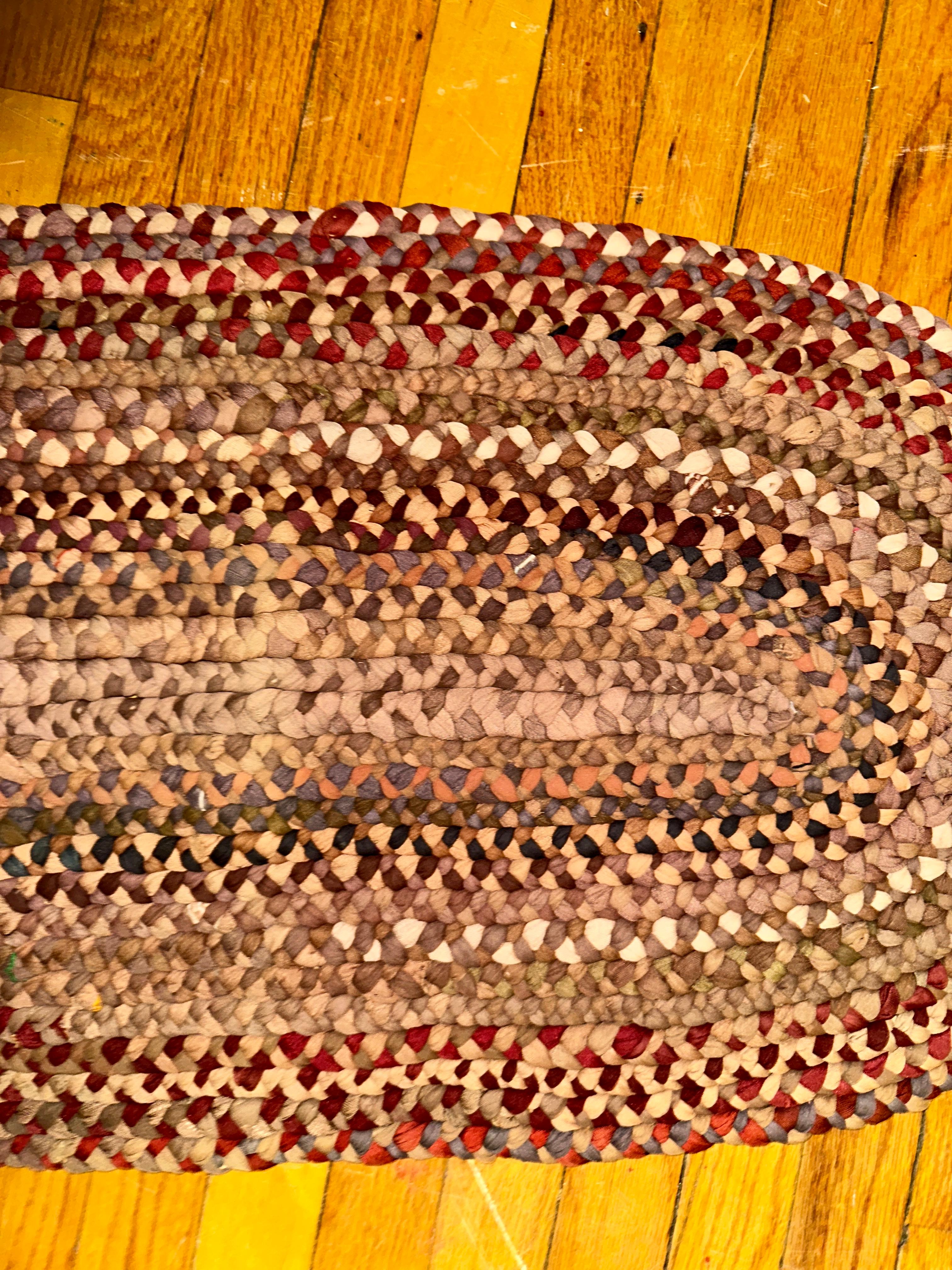 Petit tapis tressé fait main - AMERICAN FOLK ART - RR5112

Il s'agit d'un petit tapis ancien tressé à la main.  C'est de l'ART FOLK AMÉRICAIN ! Le tapis a été fabriqué dans les années 1950 dans le comté de Berk, en Pennsylvanie.  Il est en bon état.