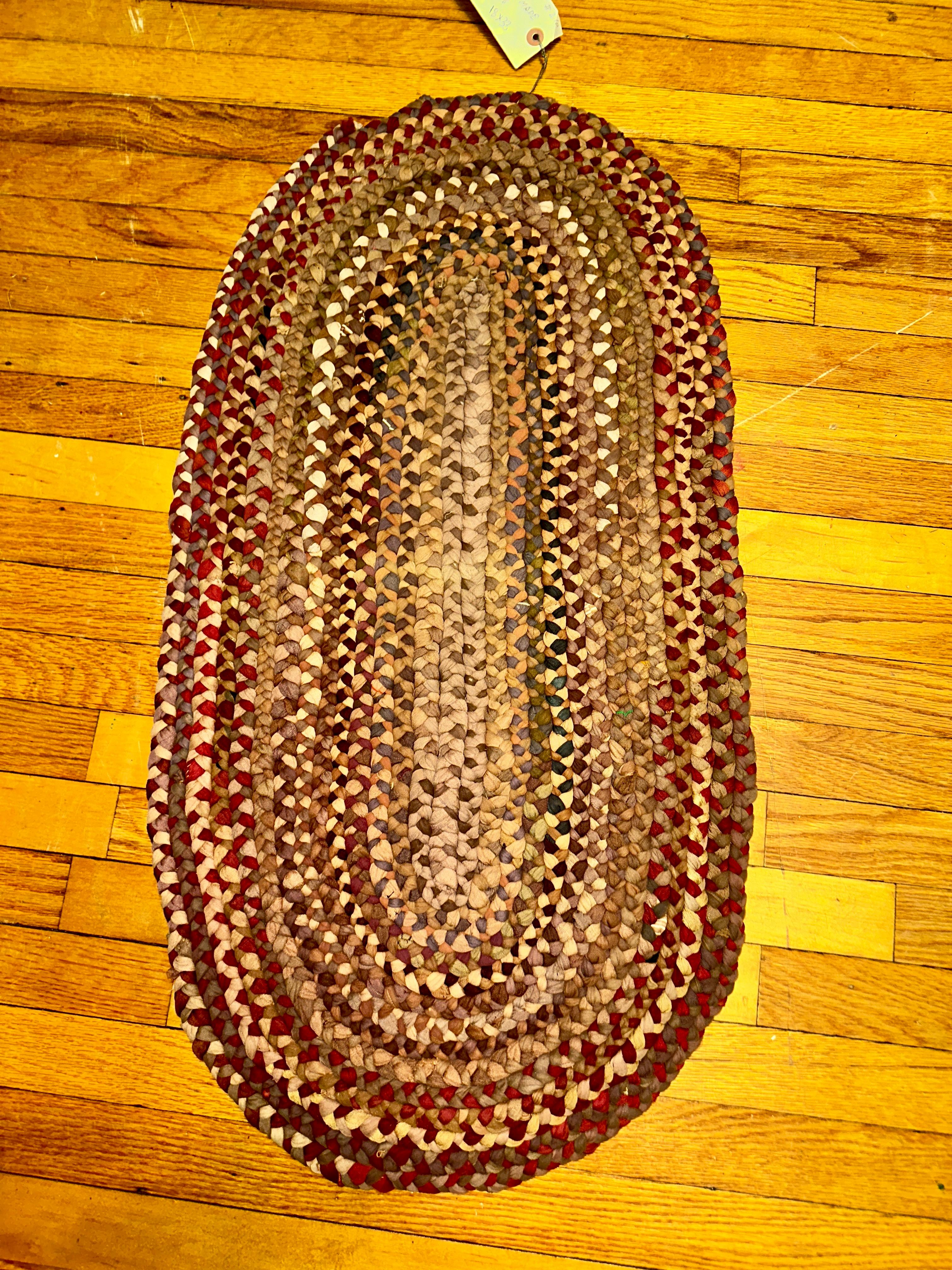Petit tapis tressé fait main du comté de Berks, PA - AMERICAN FOLK ART - RR5112 en vente 1